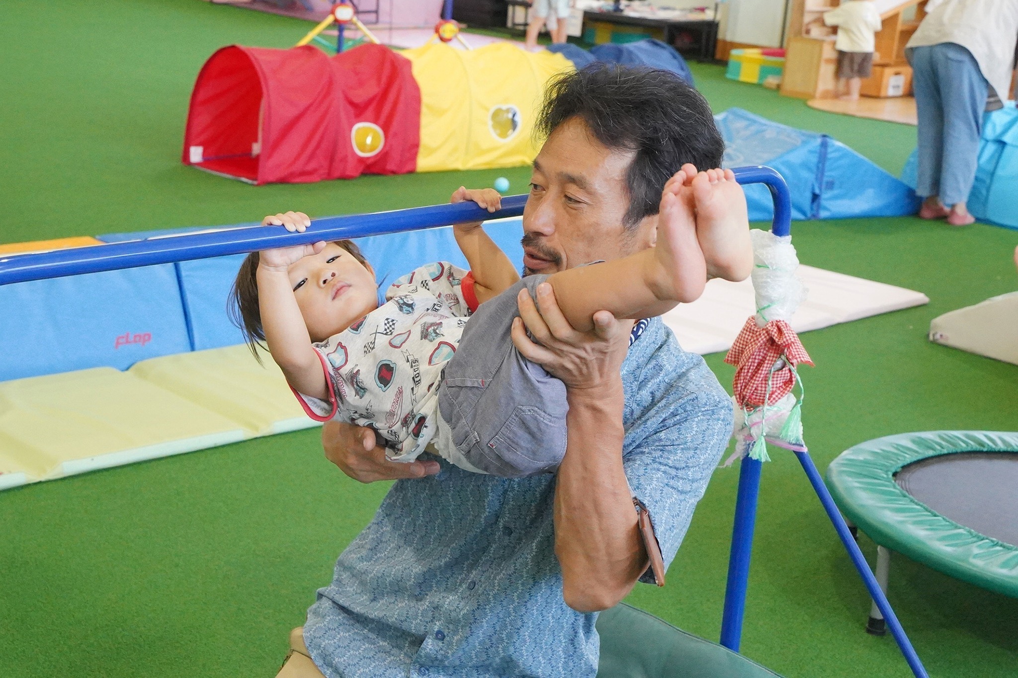 体を使って子どもと遊び、発達相談もできる「わくわくデー」
