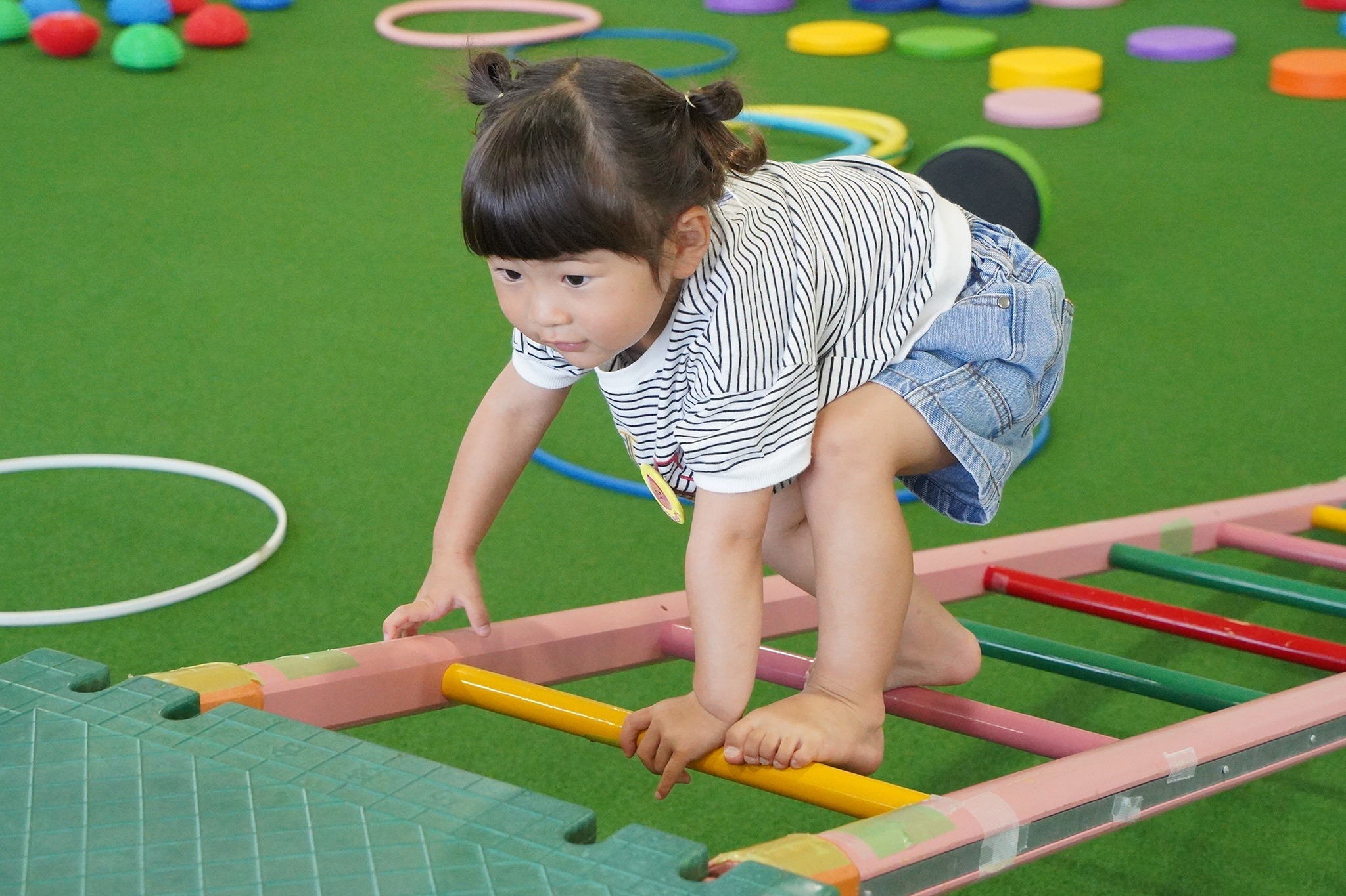 体を使って子どもと遊び、発達相談もできる「わくわくデー」