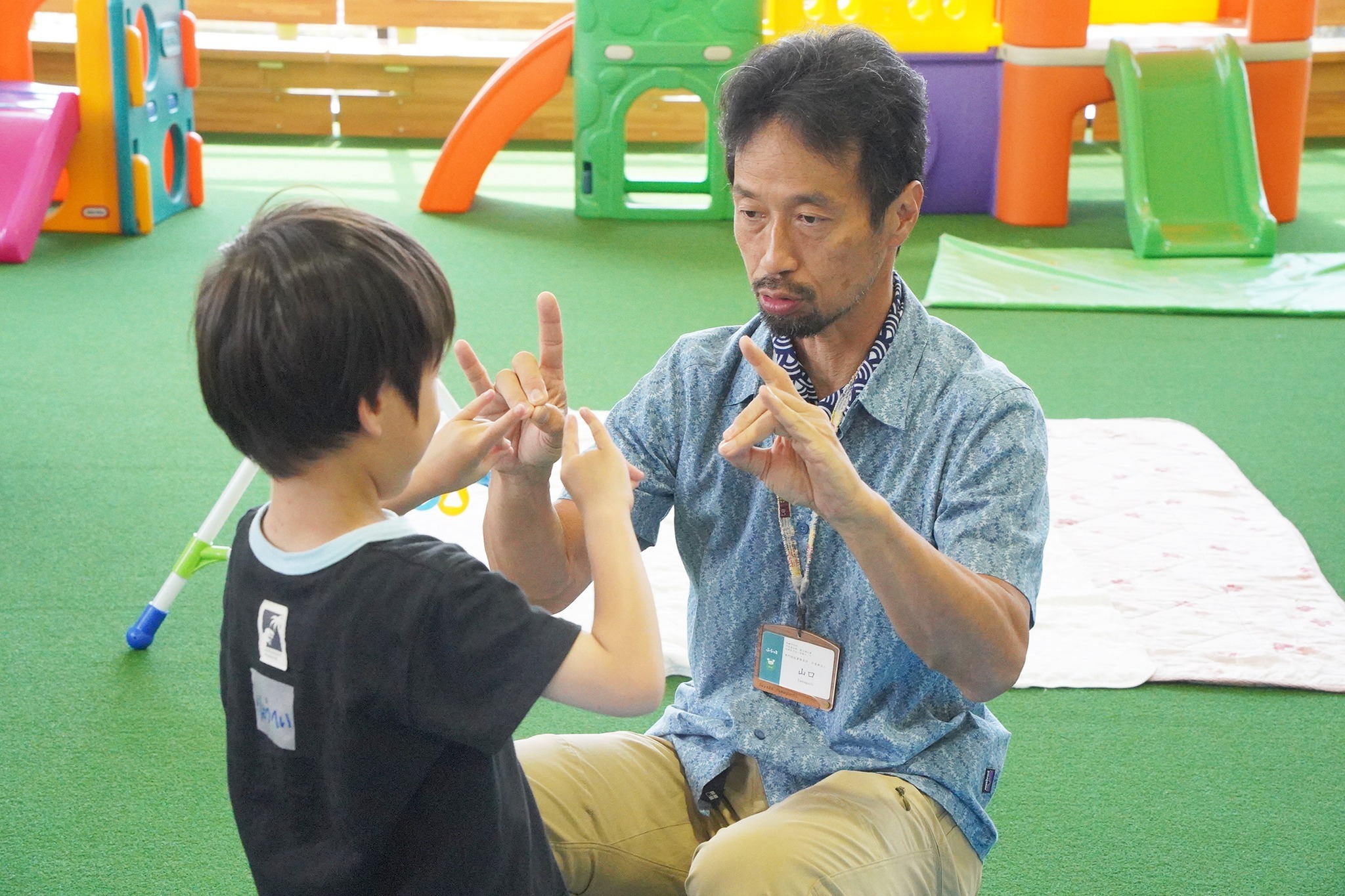 体を使って子どもと遊び、発達相談もできる「わくわくデー」
