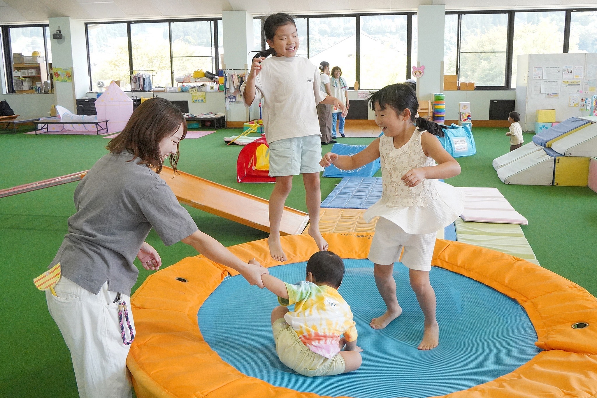 体を使って子どもと遊び、発達相談もできる「わくわくデー」