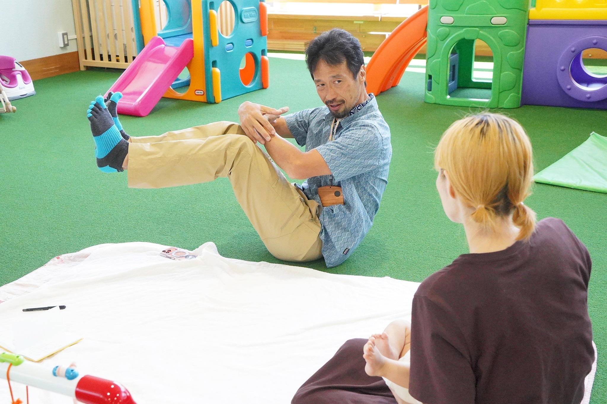 体を使って子どもと遊び、発達相談もできる「わくわくデー」