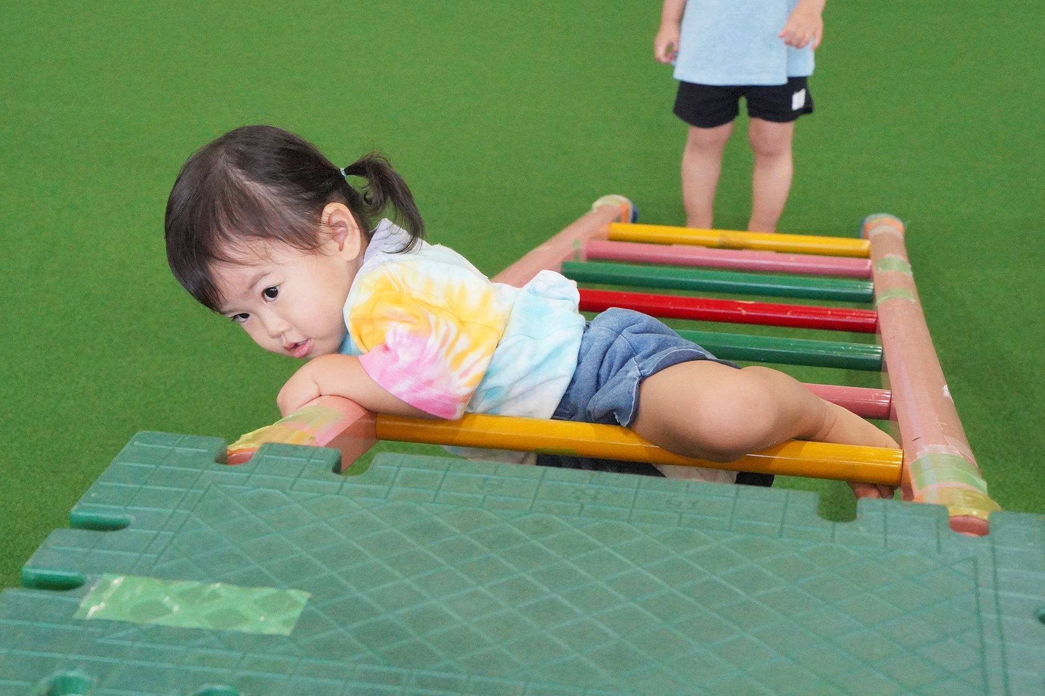 体を使って子どもと遊び、発達相談もできる「わくわくデー」
