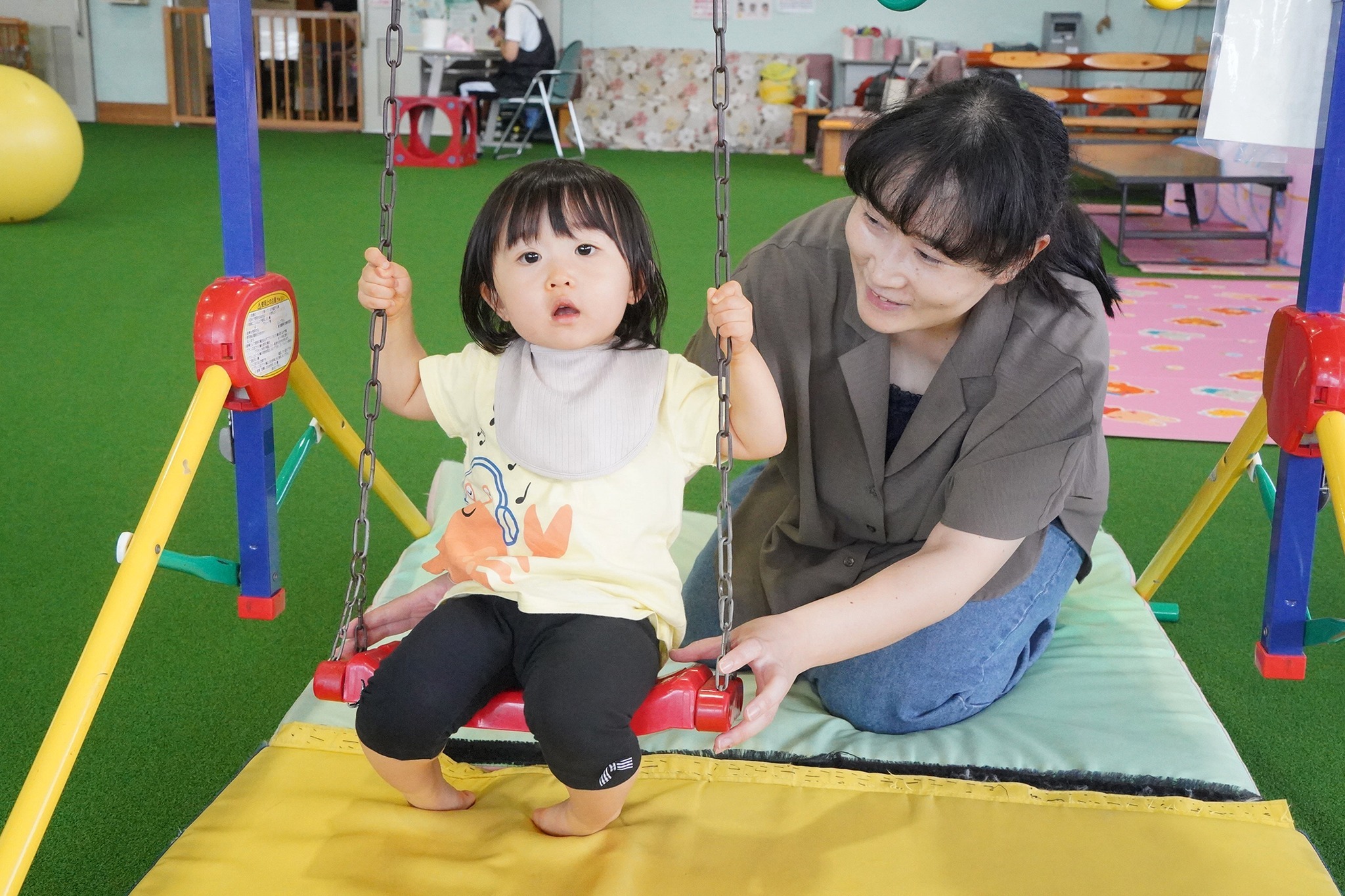 体を使って子どもと遊び、発達相談もできる「わくわくデー」
