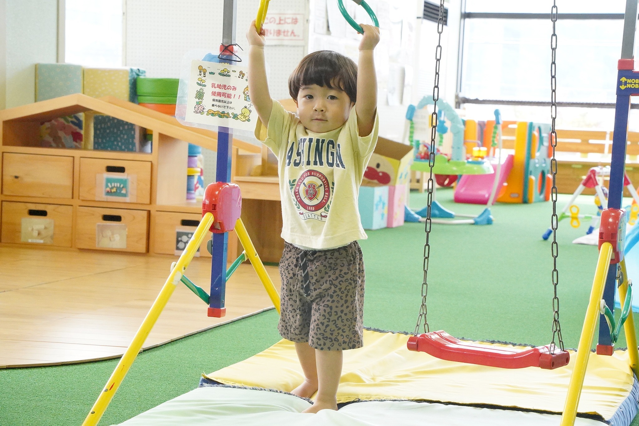 体を使って子どもと遊び、発達相談もできる「わくわくデー」