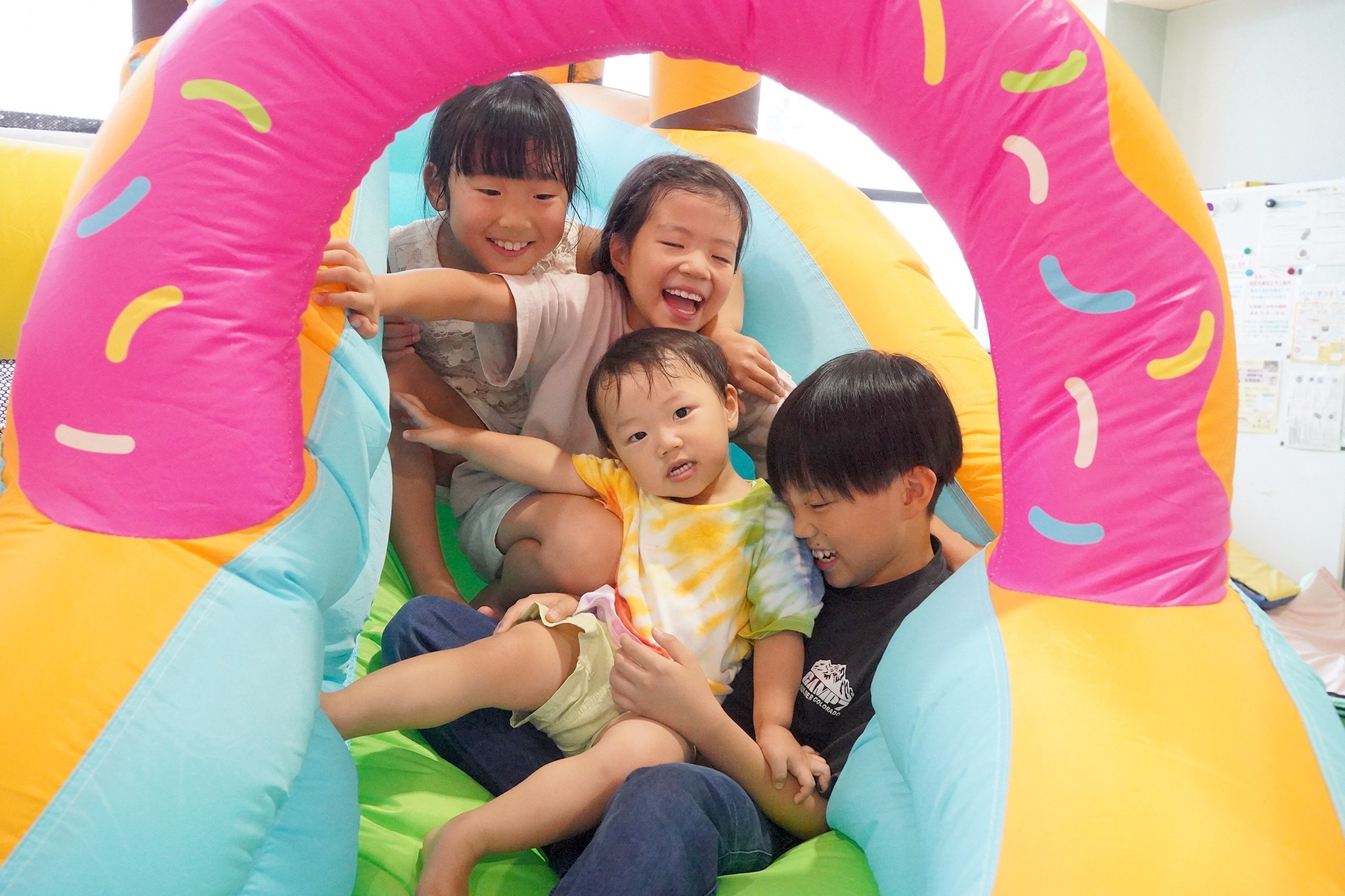 体を使って子どもと遊び、発達相談もできる「わくわくデー」
