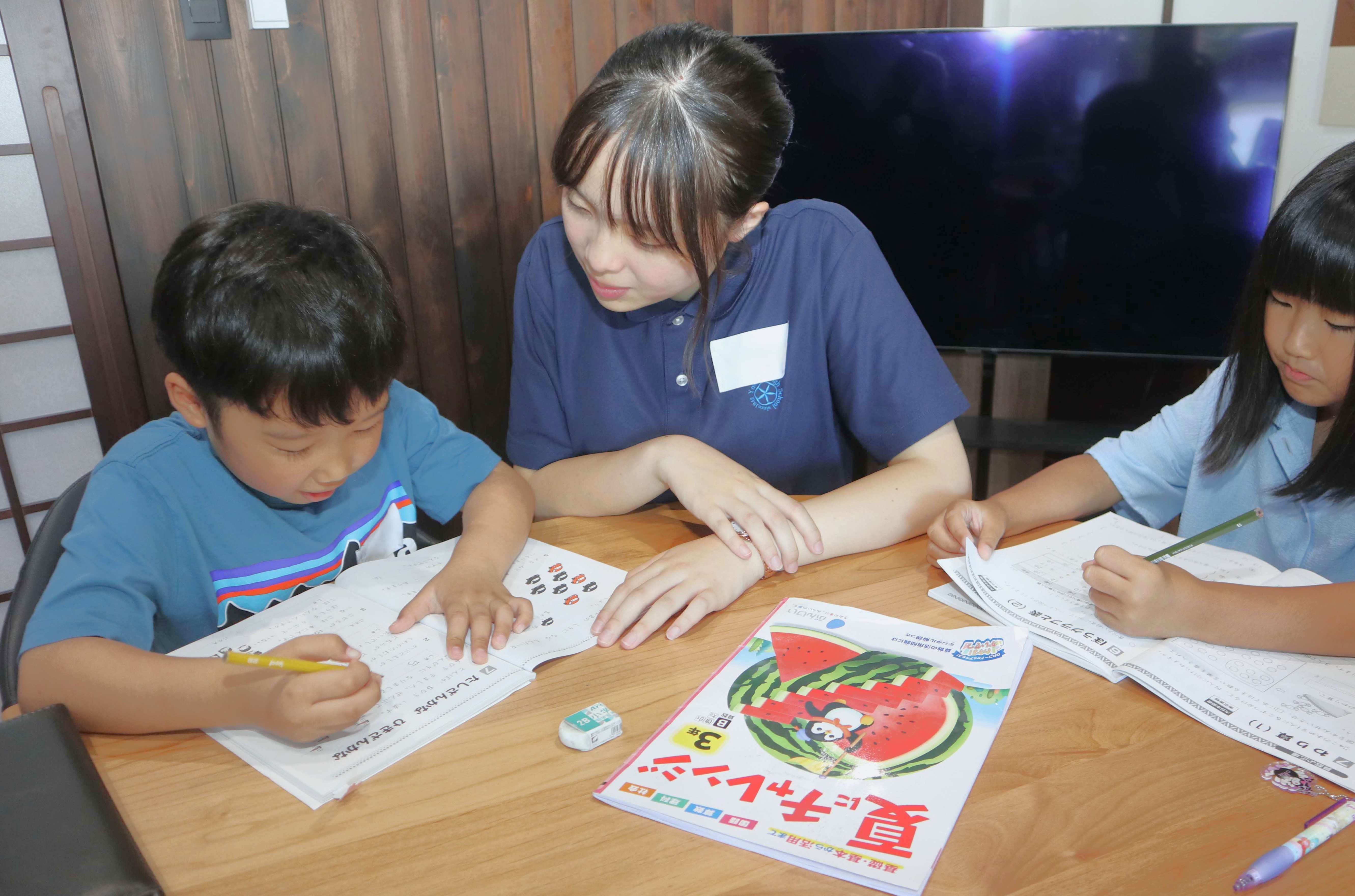 吉城高生が「寺子屋」開き、地域の小学生に学習指導