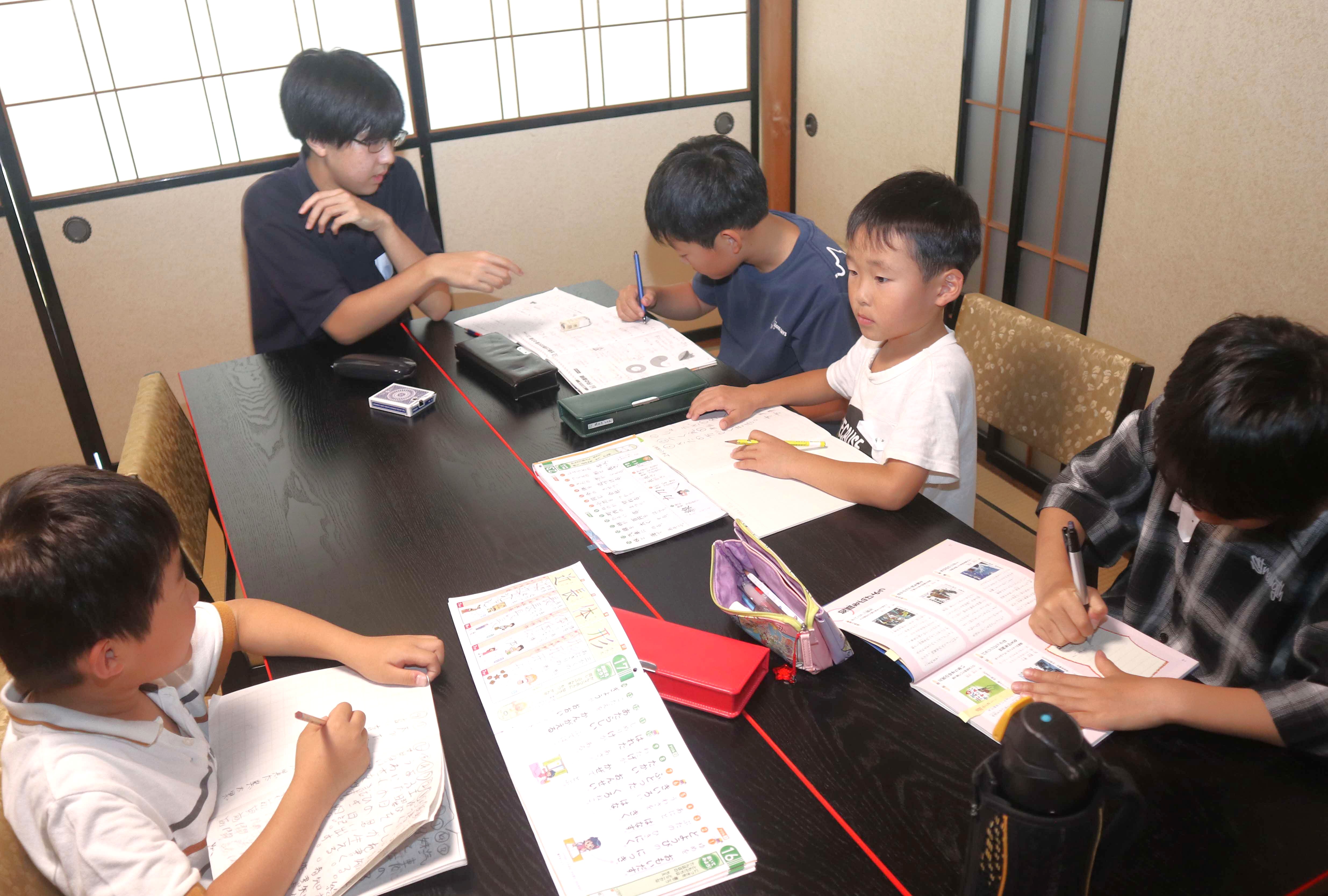 吉城高生が「寺子屋」開き、地域の小学生に学習指導
