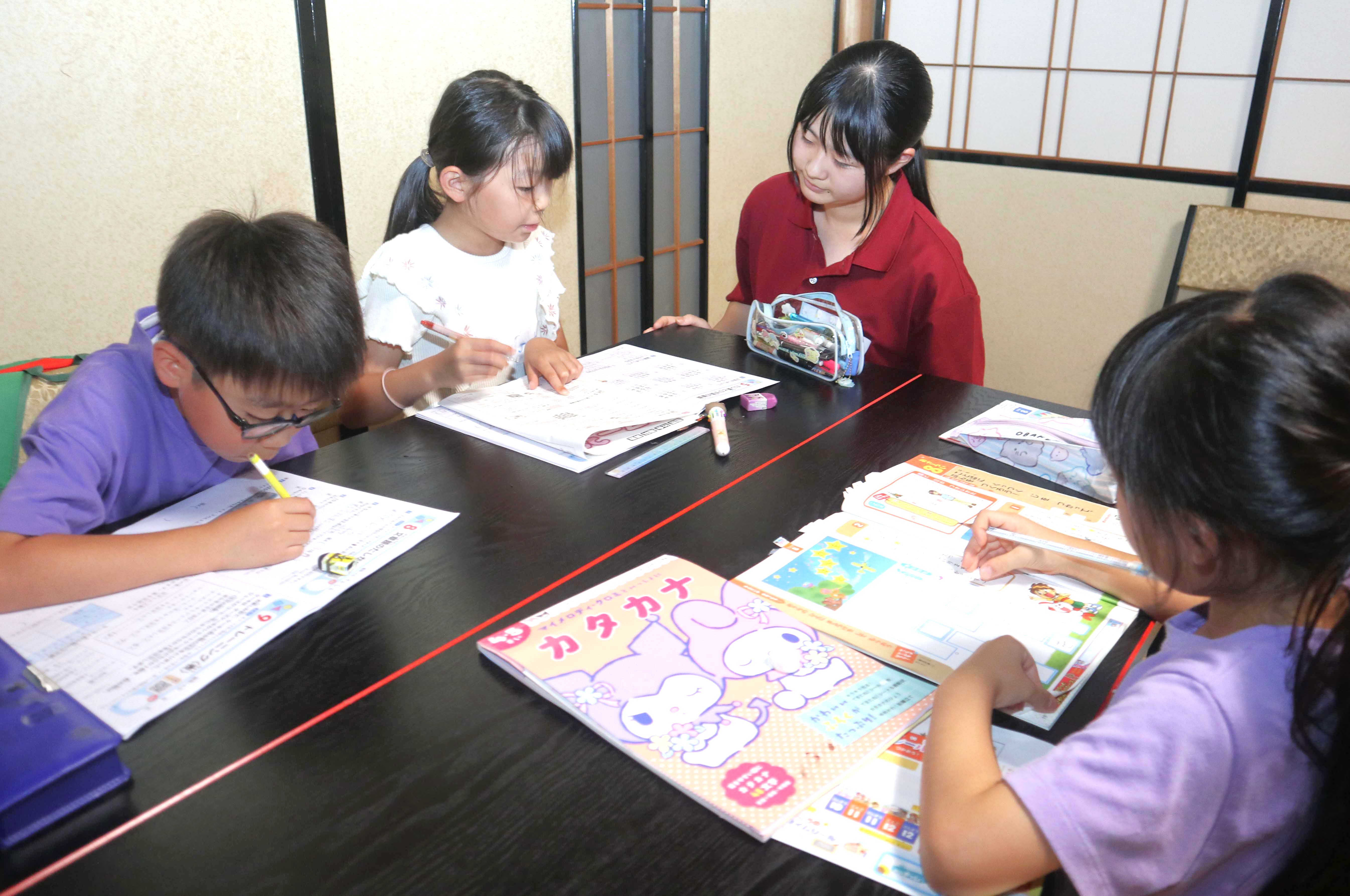 吉城高生が「寺子屋」開き、地域の小学生に学習指導
