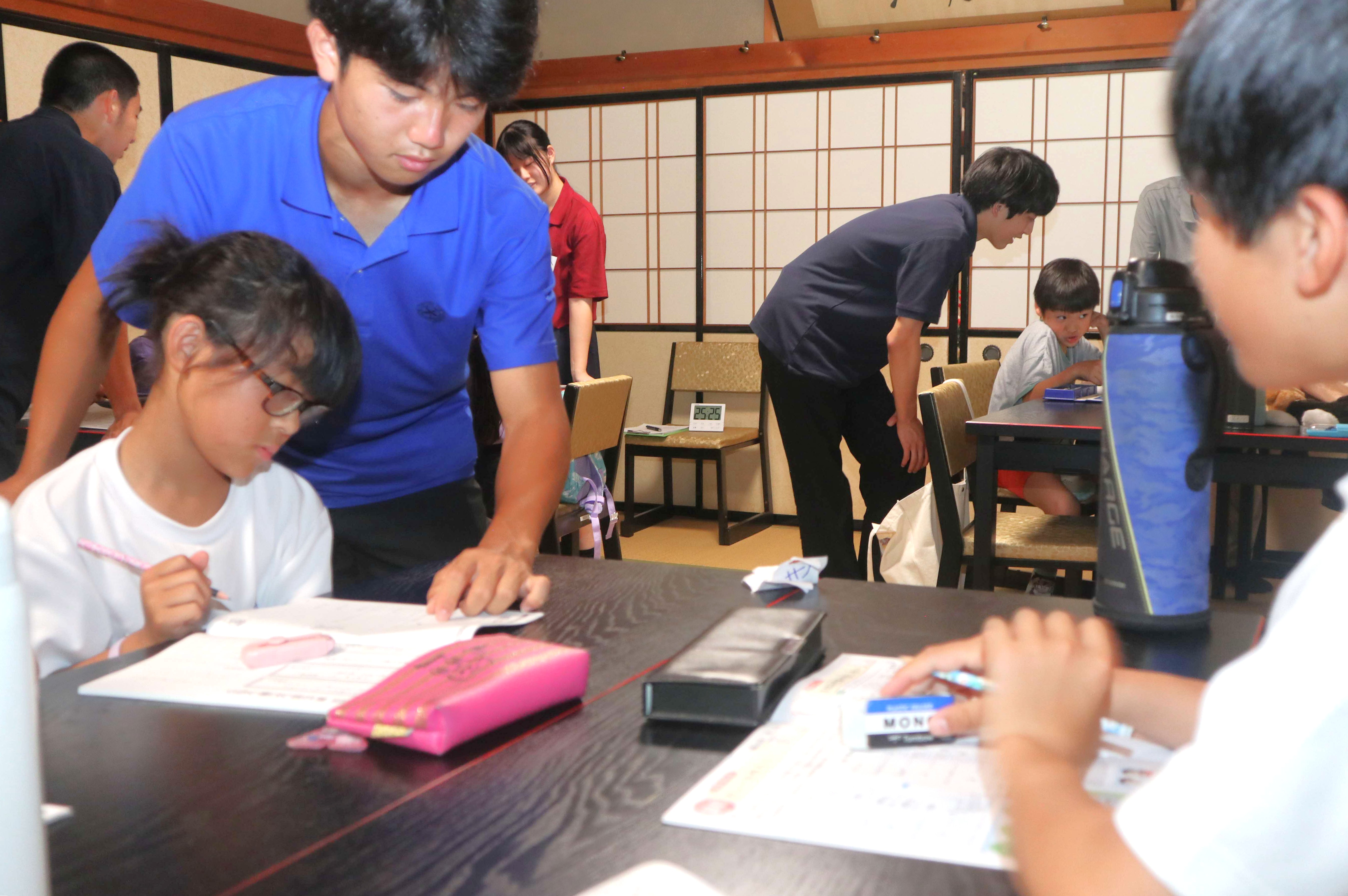 吉城高生が「寺子屋」開き、地域の小学生に学習指導