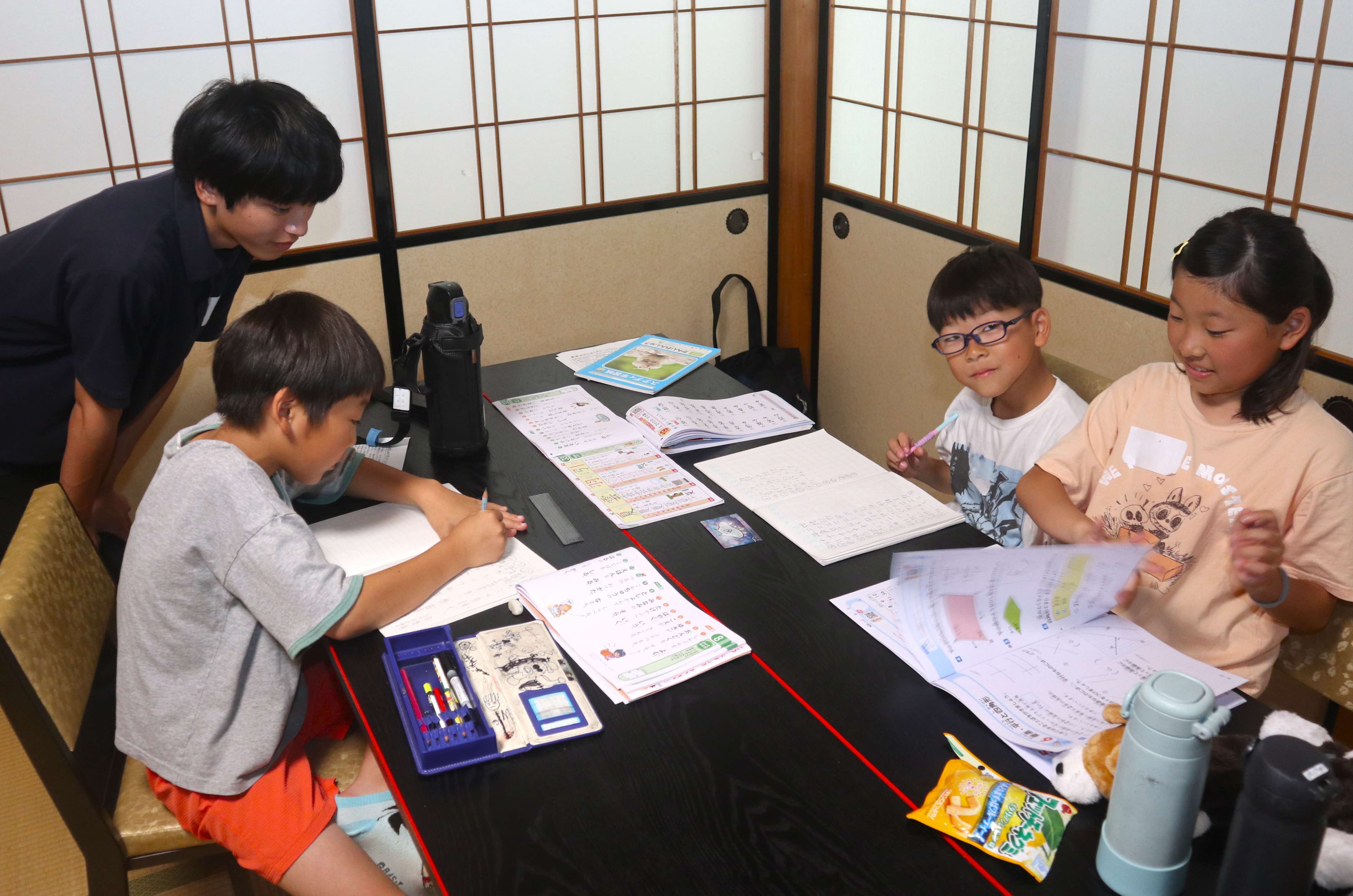 吉城高生が「寺子屋」開き、地域の小学生に学習指導
