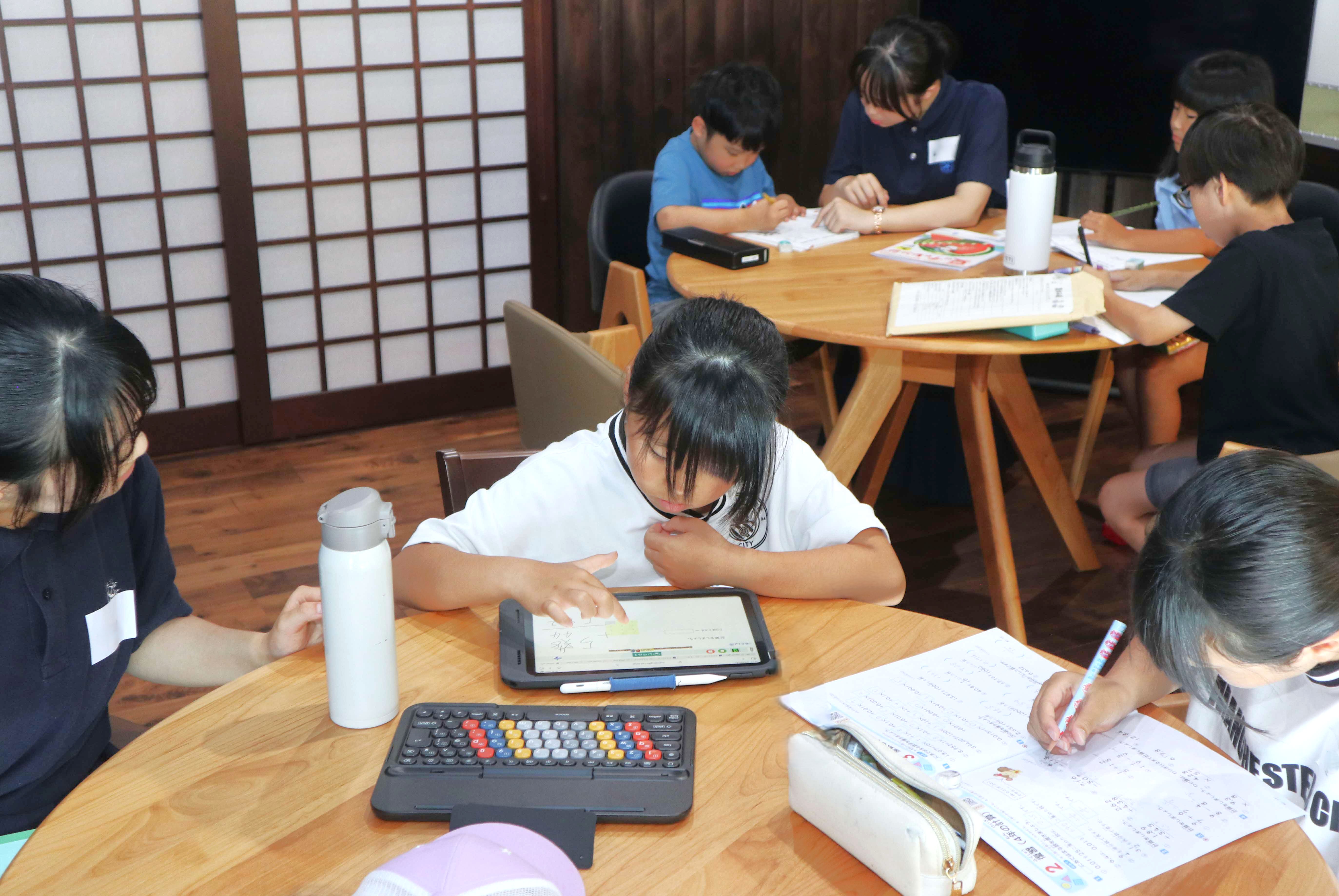 吉城高生が「寺子屋」開き、地域の小学生に学習指導