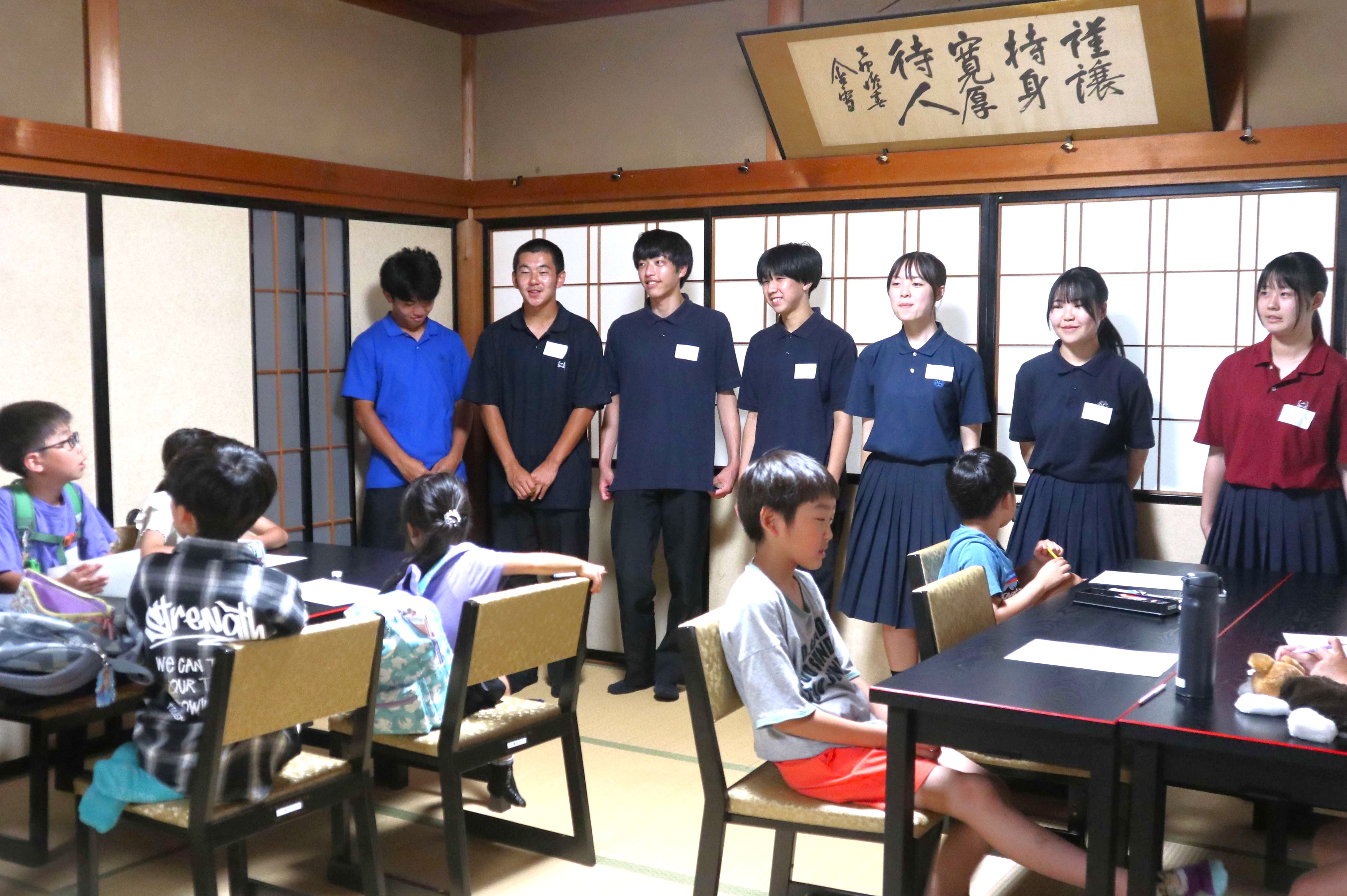 吉城高生が「寺子屋」開き、地域の小学生に学習指導
