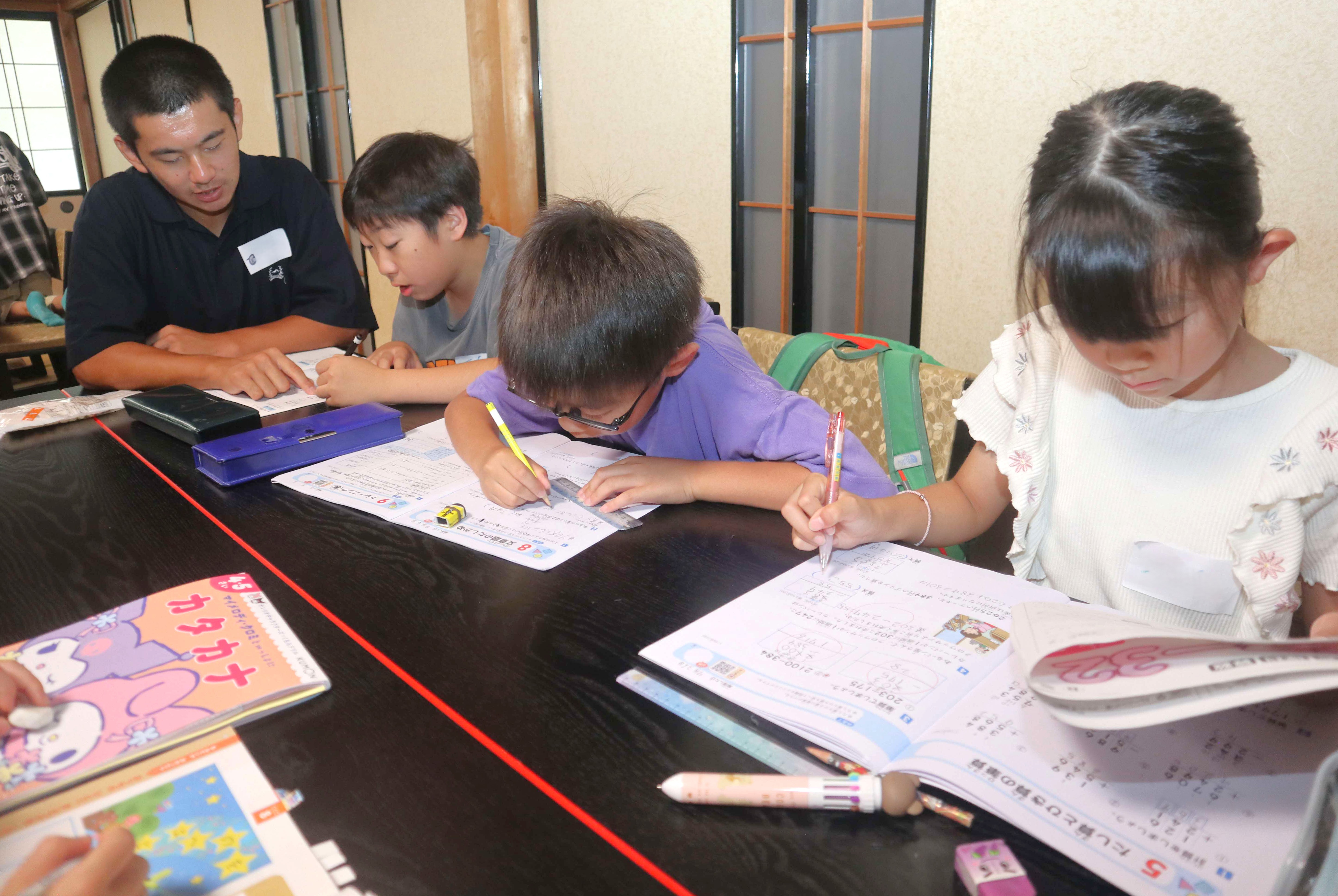 吉城高生が「寺子屋」開き、地域の小学生に学習指導