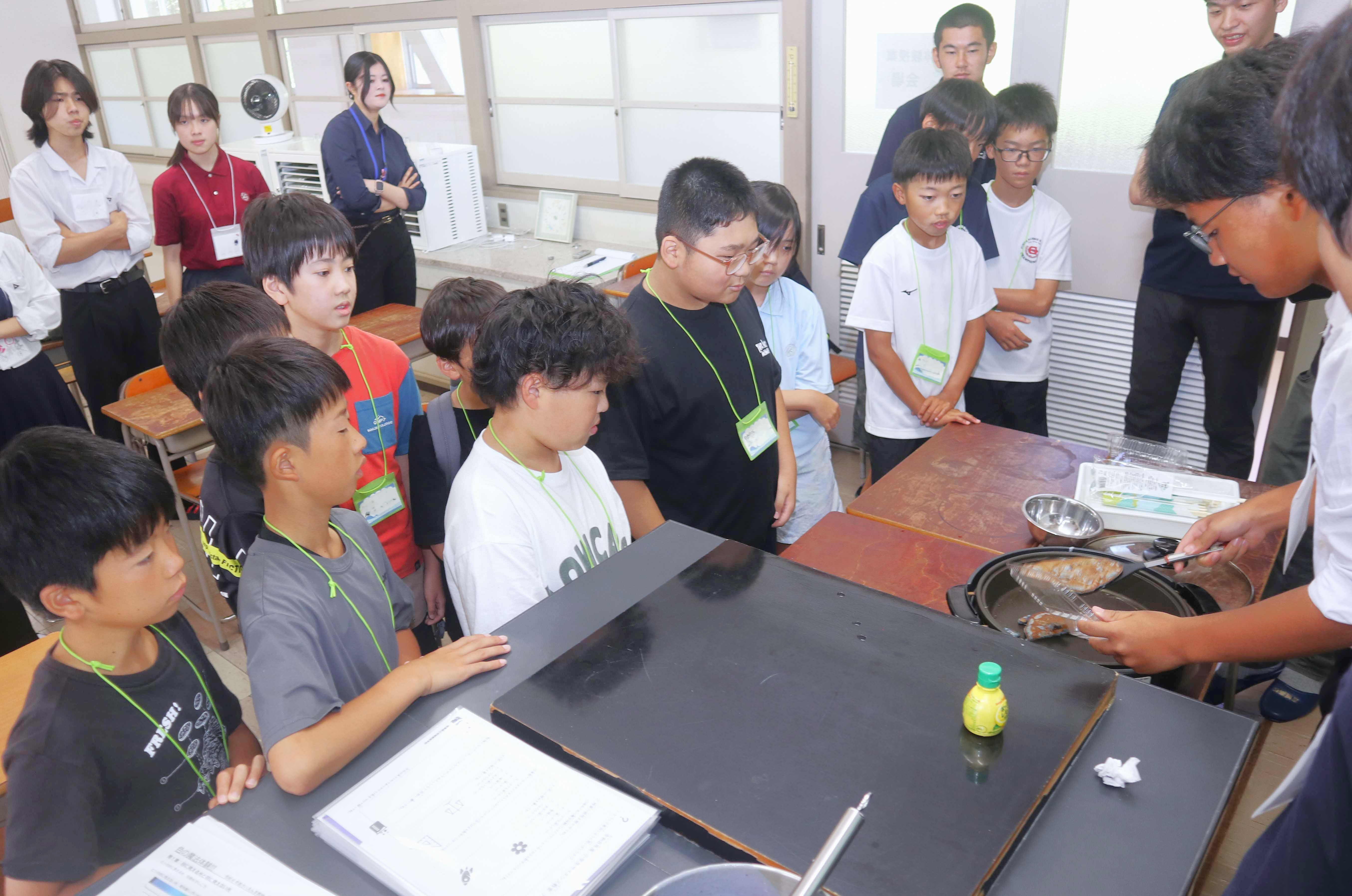 吉城高生が恒例の「小学生サイエンス教室」を実施しました