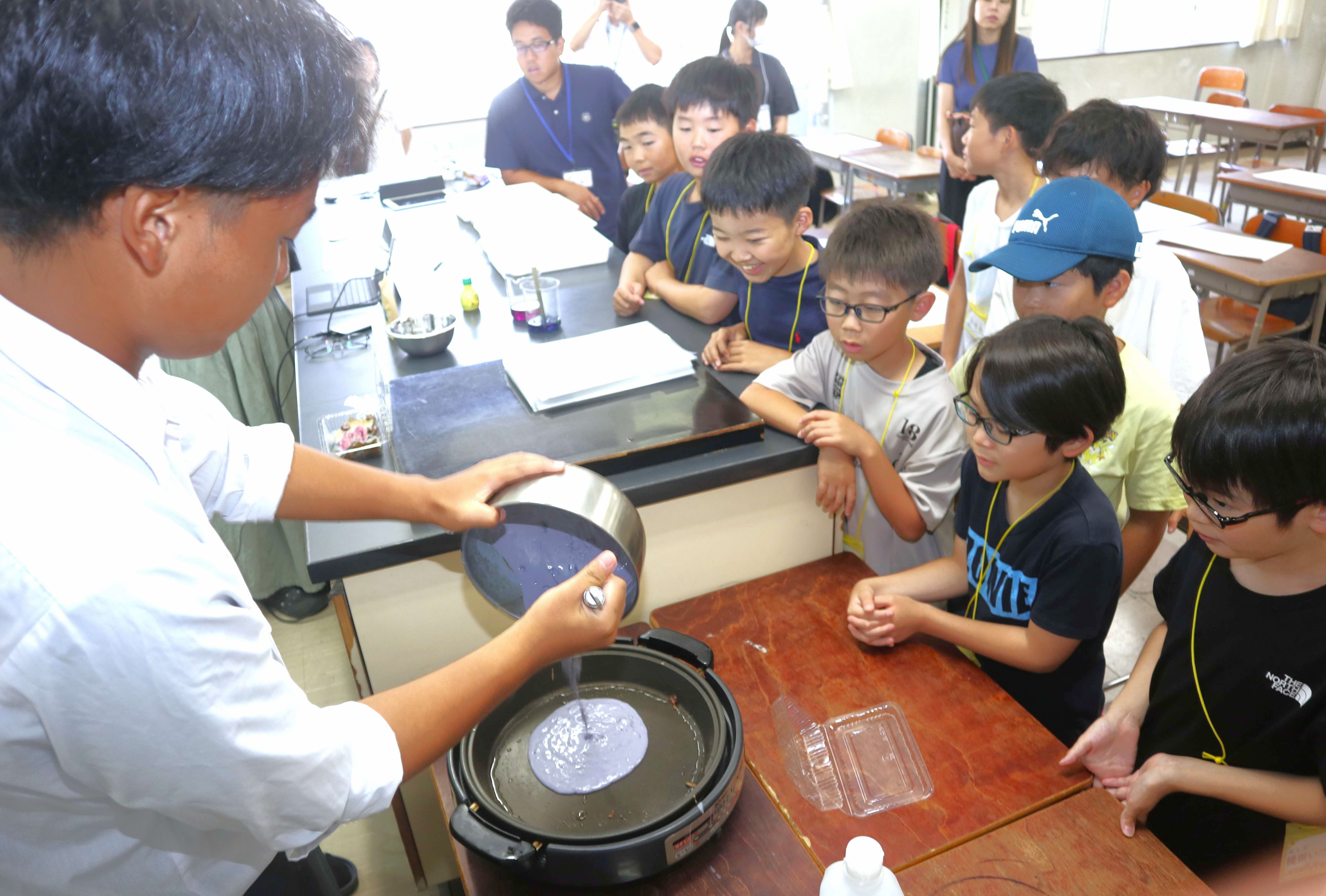 吉城高生が恒例の「小学生サイエンス教室」を実施しました