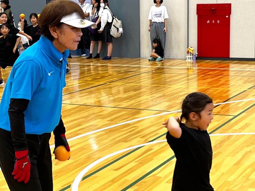 宇津木妙子さんとソフトボール交流会が開催