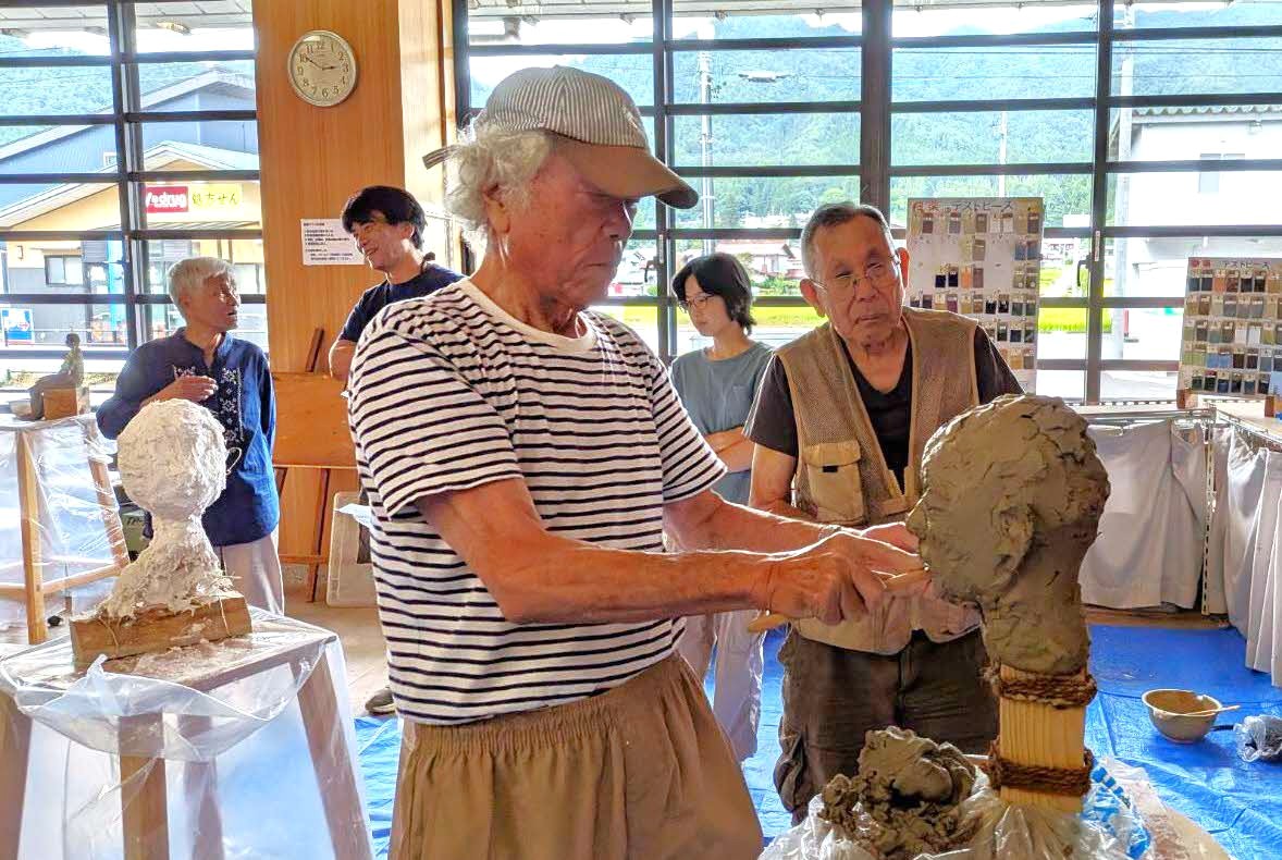 命の輝きを造形に～現代美術家、中垣さんの「造形美術教室」開く