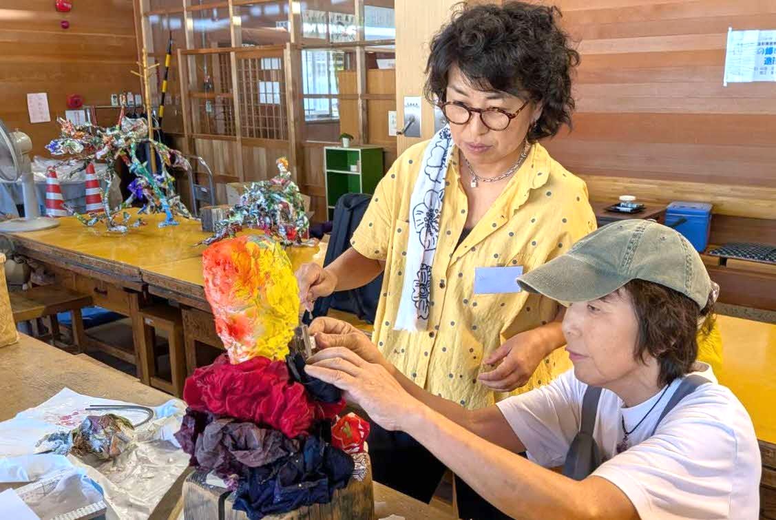 命の輝きを造形に～現代美術家、中垣さんの「造形美術教室」開く