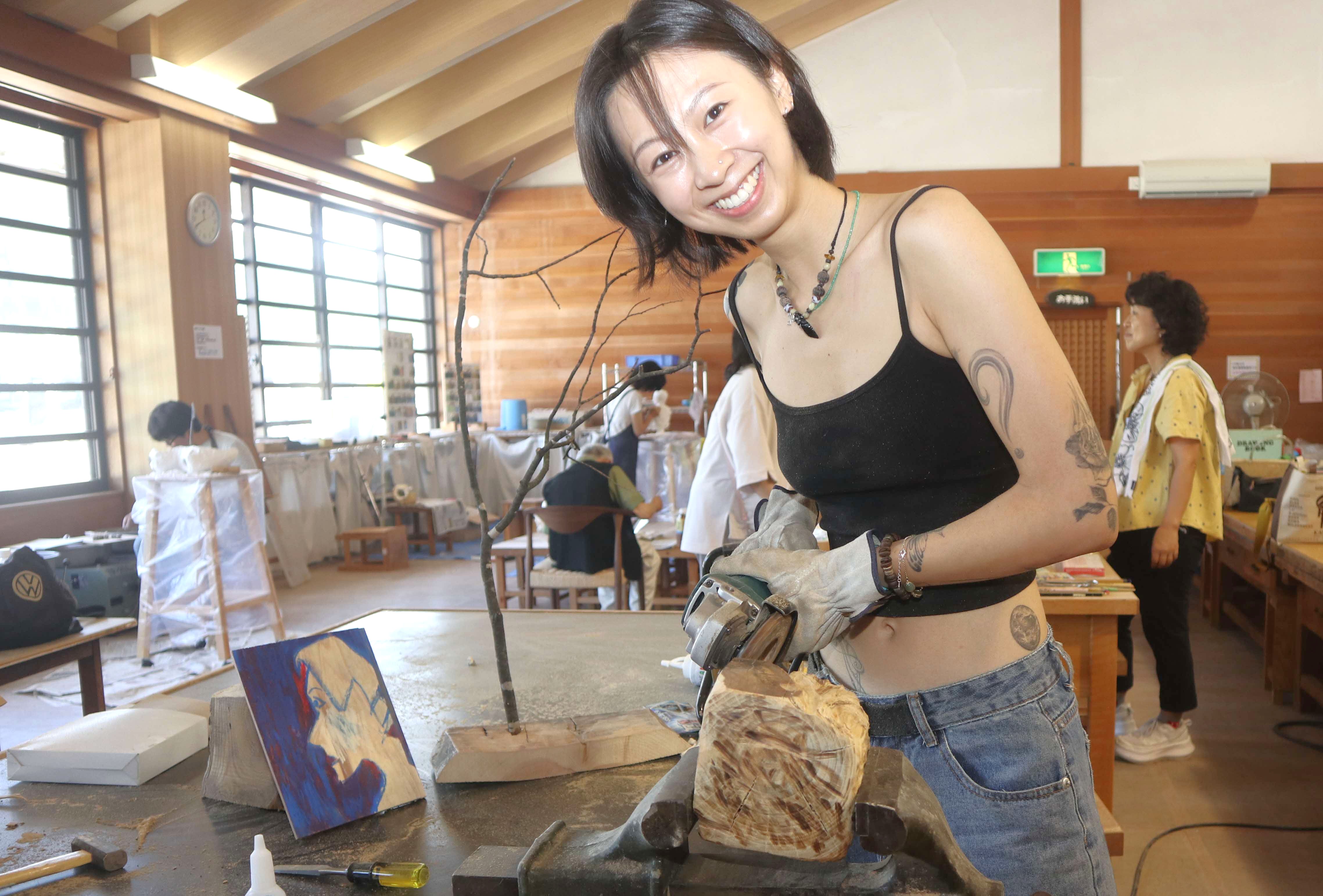 命の輝きを造形に～現代美術家、中垣さんの「造形美術教室」開く