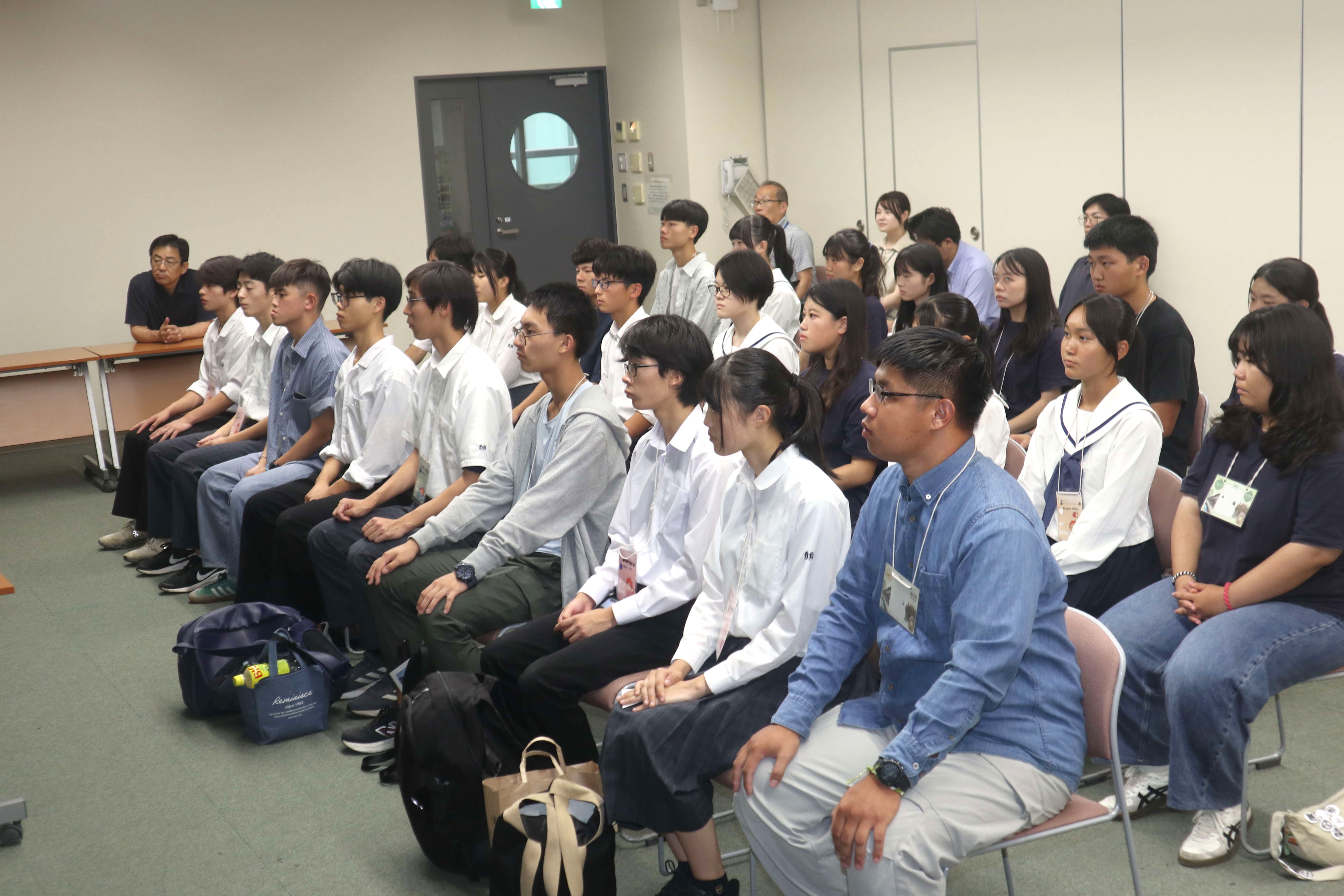 吉城・飛騨神岡高生が台湾でのホームステイ研修の成果を報告