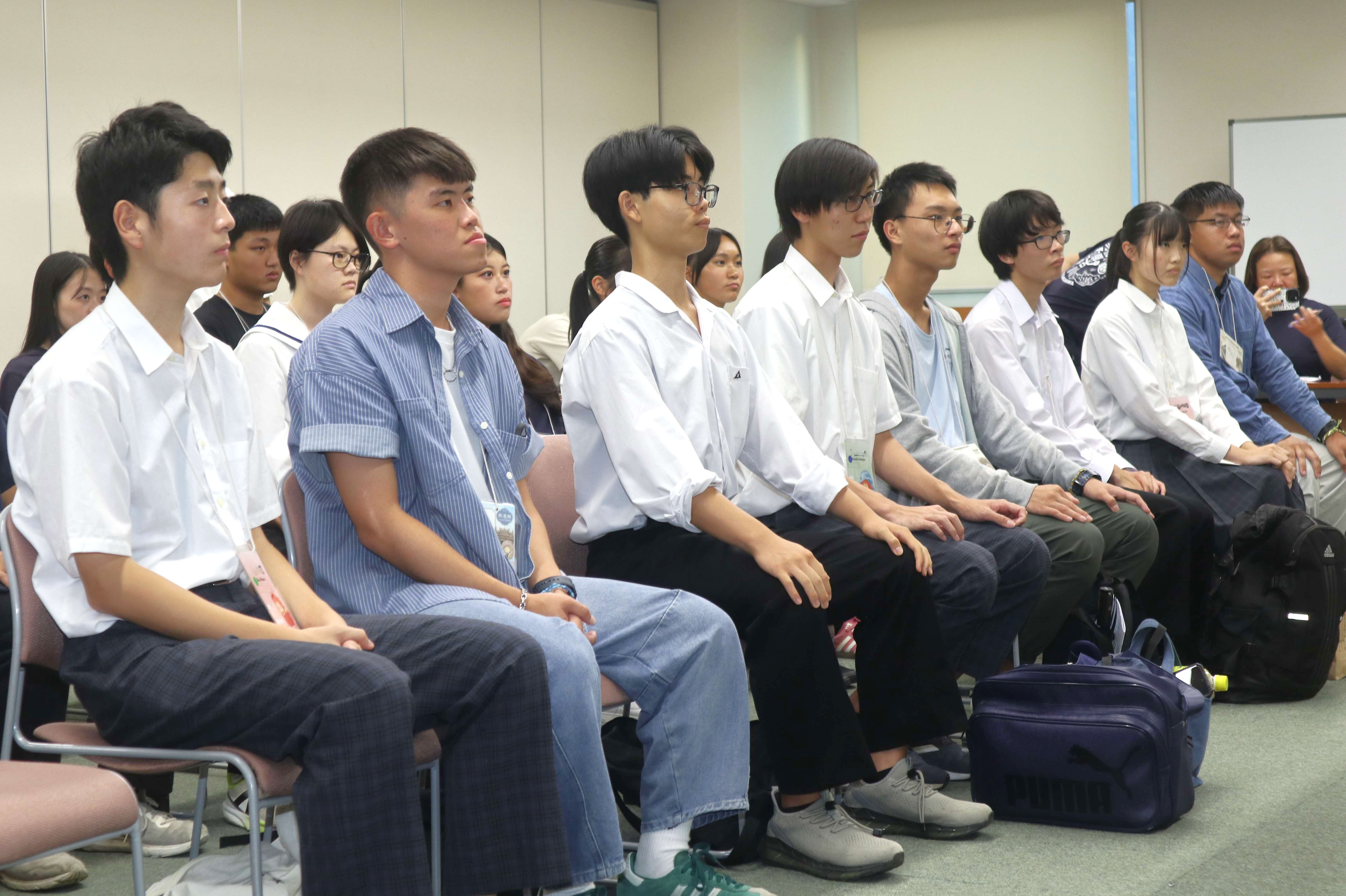 吉城・飛騨神岡高生が台湾でのホームステイ研修の成果を報告