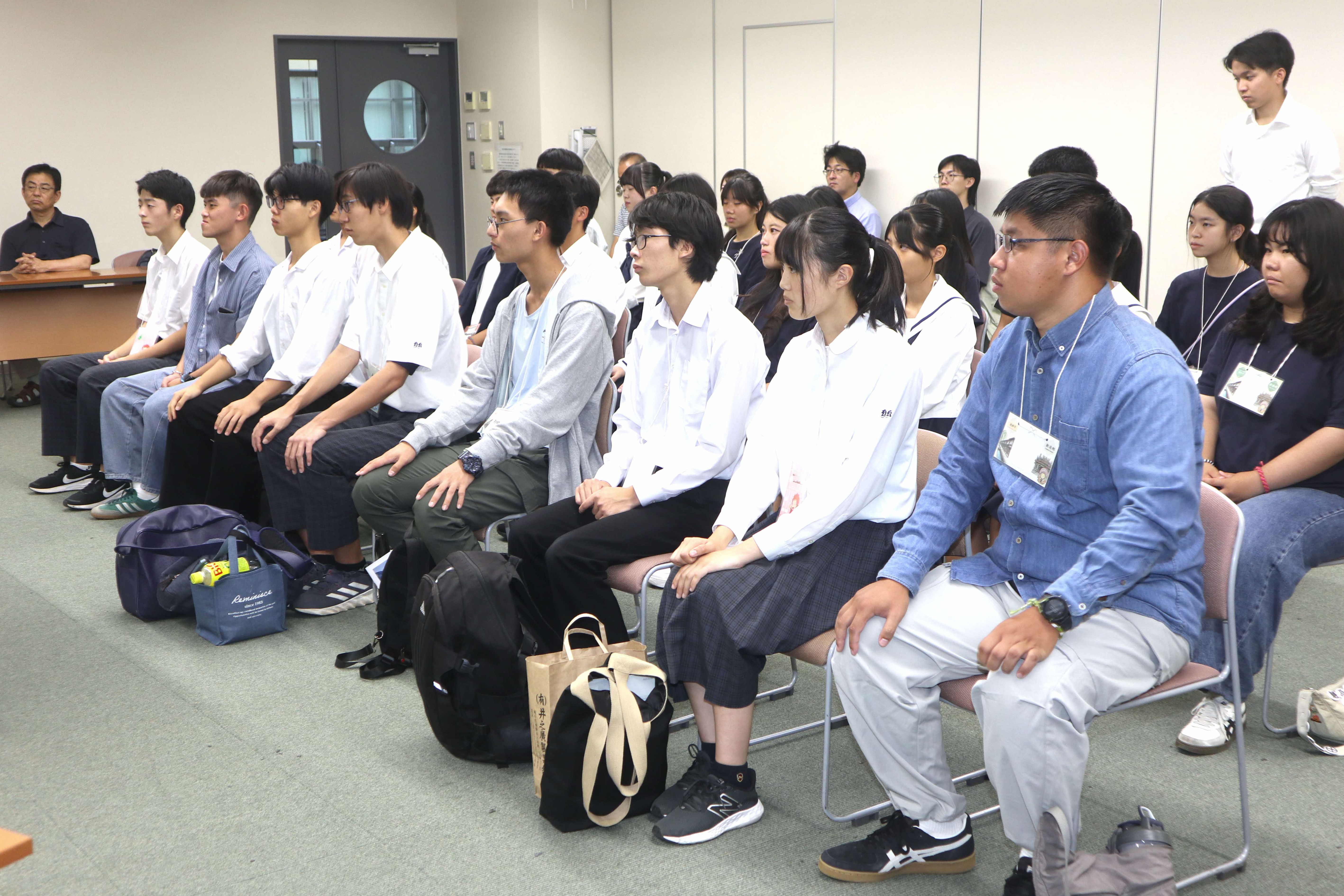 吉城・飛騨神岡高生が台湾でのホームステイ研修の成果を報告