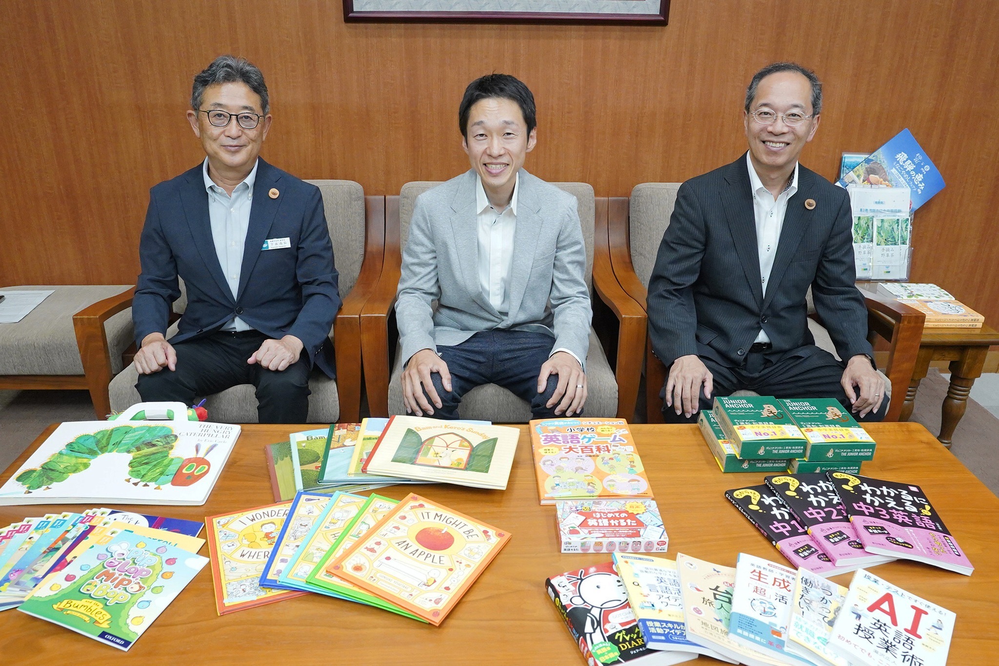 神岡町の坂本佳祐さんが市内の小中学校へ英語教材を寄贈