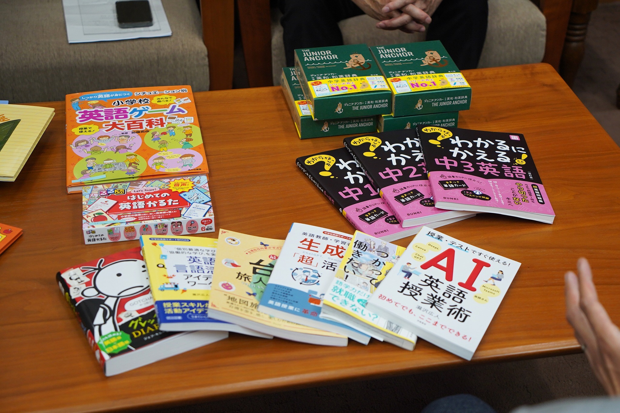 神岡町の坂本佳祐さんが市内の小中学校へ英語教材を寄贈