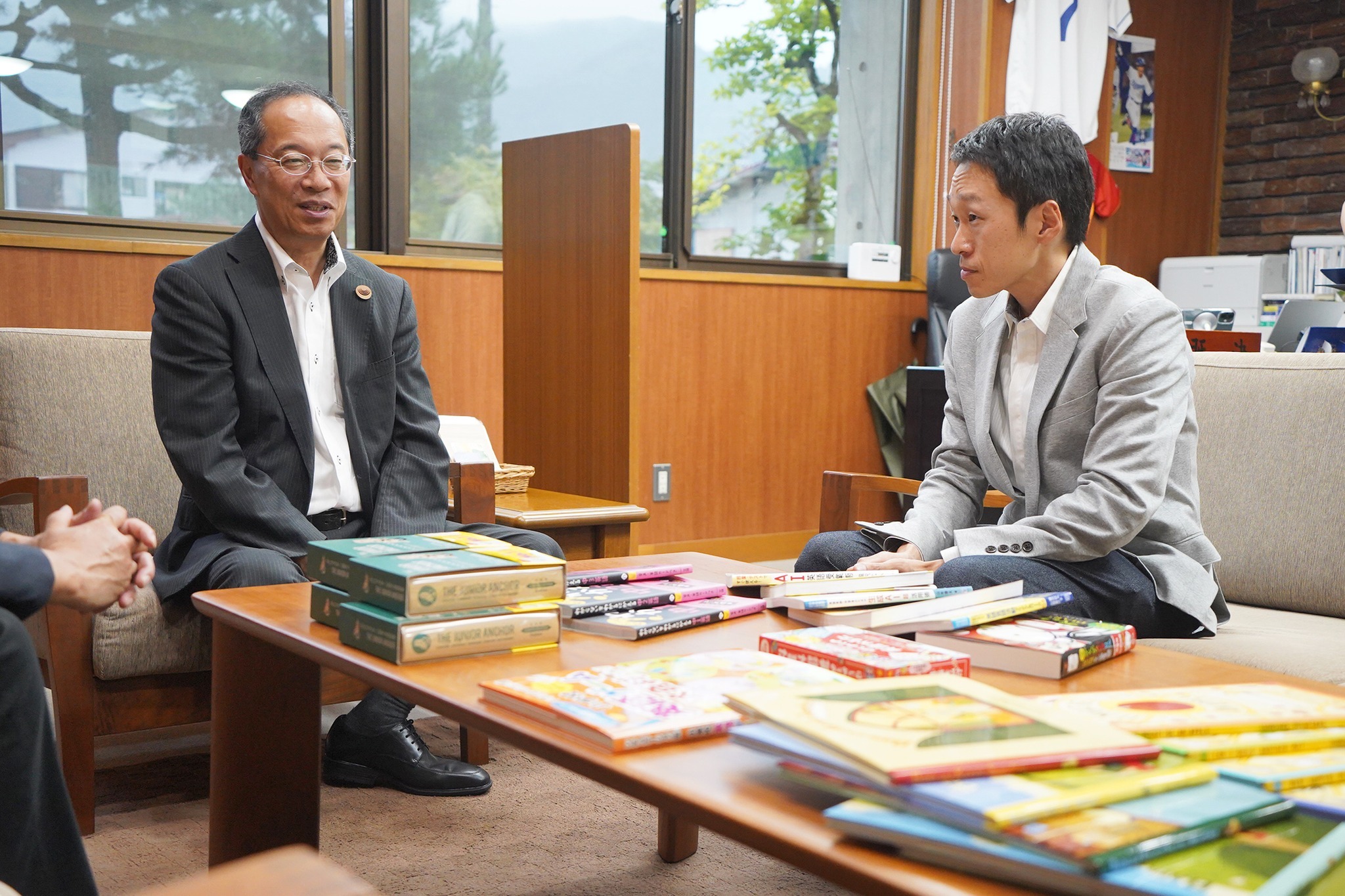 神岡町の坂本佳祐さんが市内の小中学校へ英語教材を寄贈