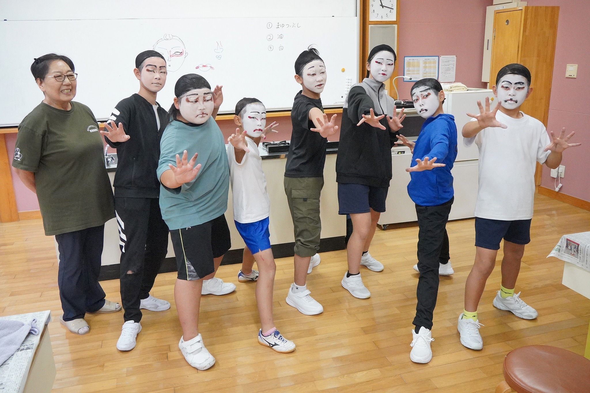 「河合っ子座公演」を前に5、6年生が専門家から歌舞伎の基礎学ぶ