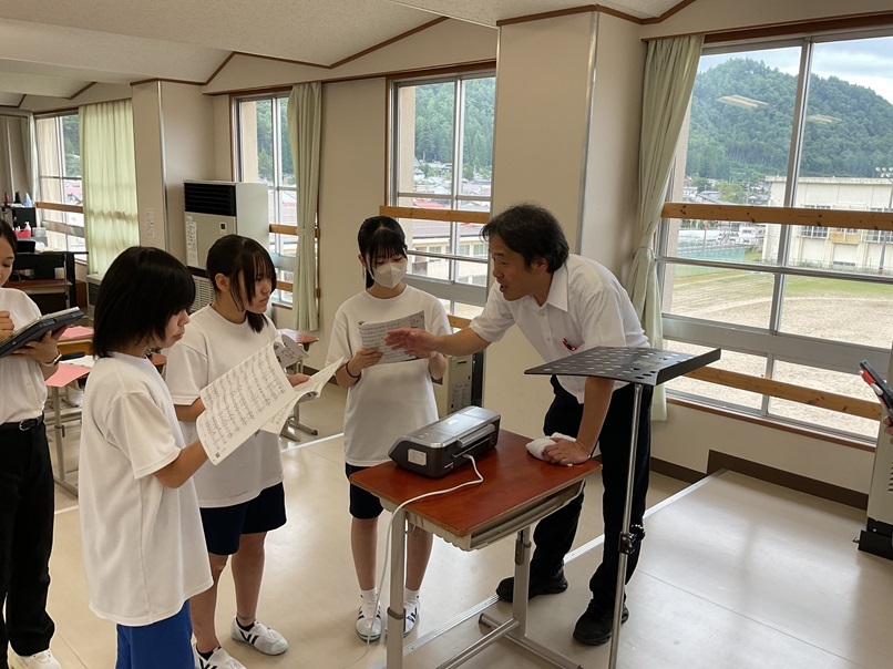 神岡中学校で生徒も参加する授業研究会（音楽）が行われました。