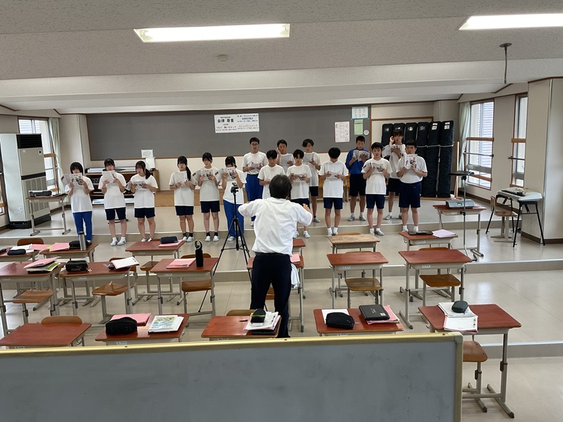 神岡中学校で生徒も参加する授業研究会（音楽）が行われました。