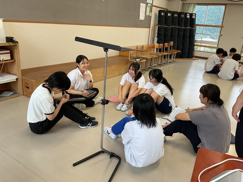 神岡中学校で生徒も参加する授業研究会（音楽）が行われました。