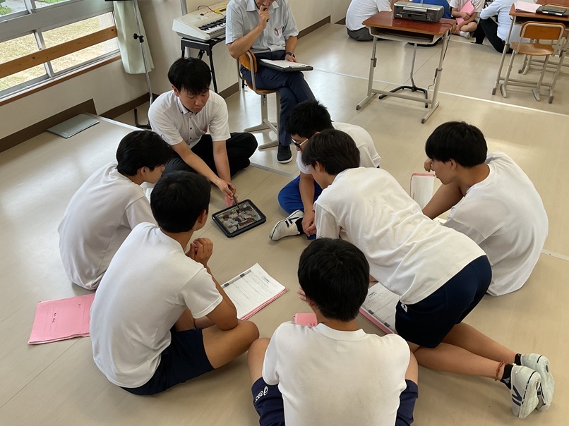 神岡中学校で生徒も参加する授業研究会（音楽）が行われました。
