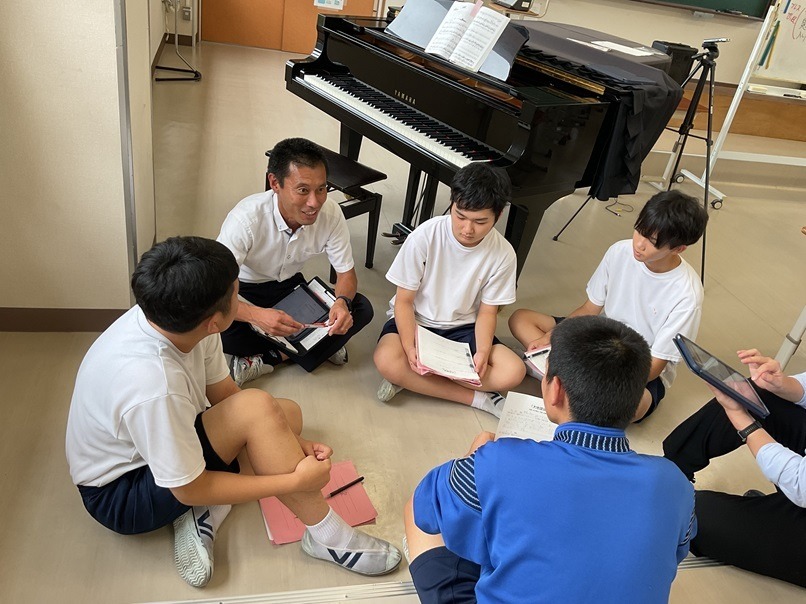 神岡中学校で生徒も参加する授業研究会（音楽）が行われました。