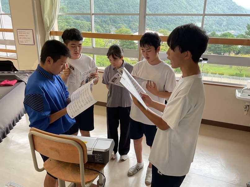 神岡中学校で生徒も参加する授業研究会（音楽）が行われました。