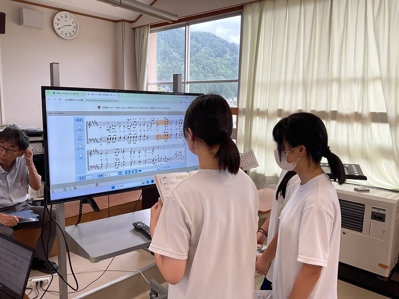 神岡中学校で生徒も参加する授業研究会（音楽）が行われました。