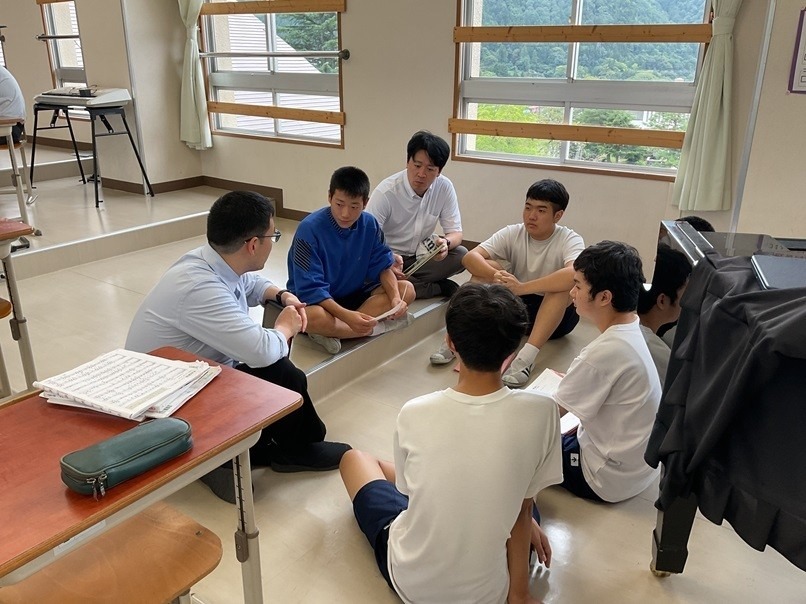 神岡中学校で生徒も参加する授業研究会（音楽）が行われました。