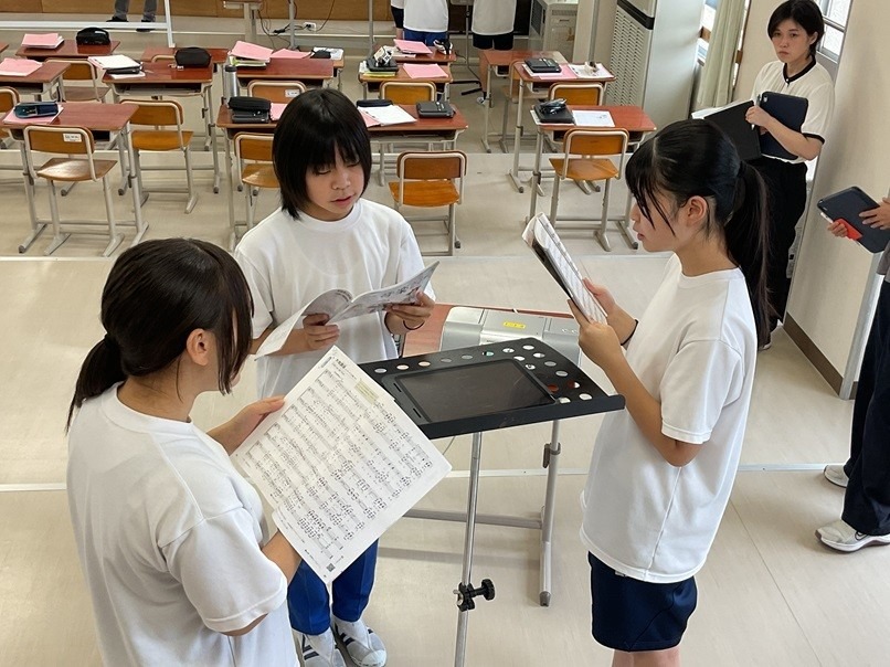 神岡中学校で生徒も参加する授業研究会（音楽）が行われました。