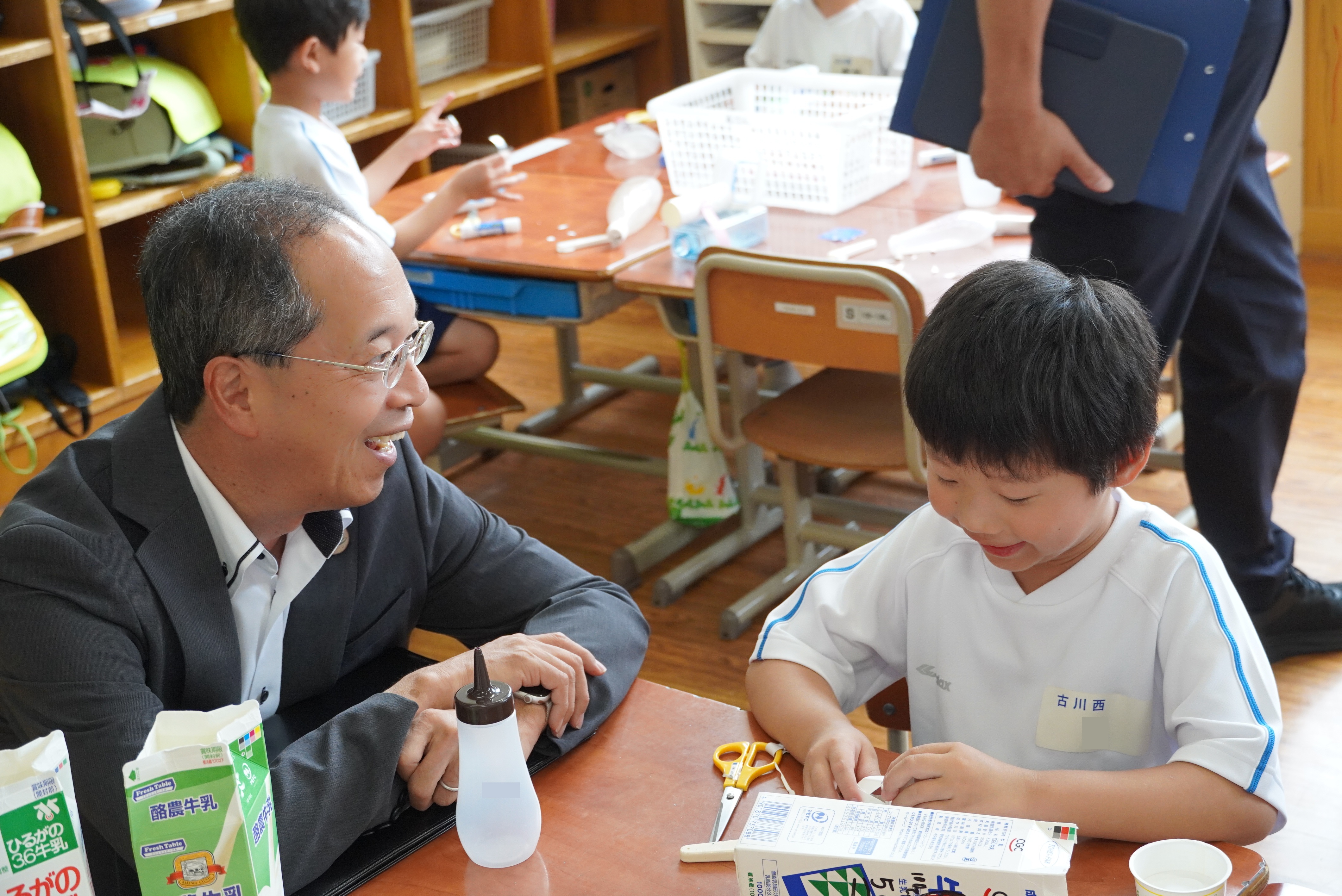 都竹市長が古川西小学校を訪問し、授業参観や児童との意見交換を行いました