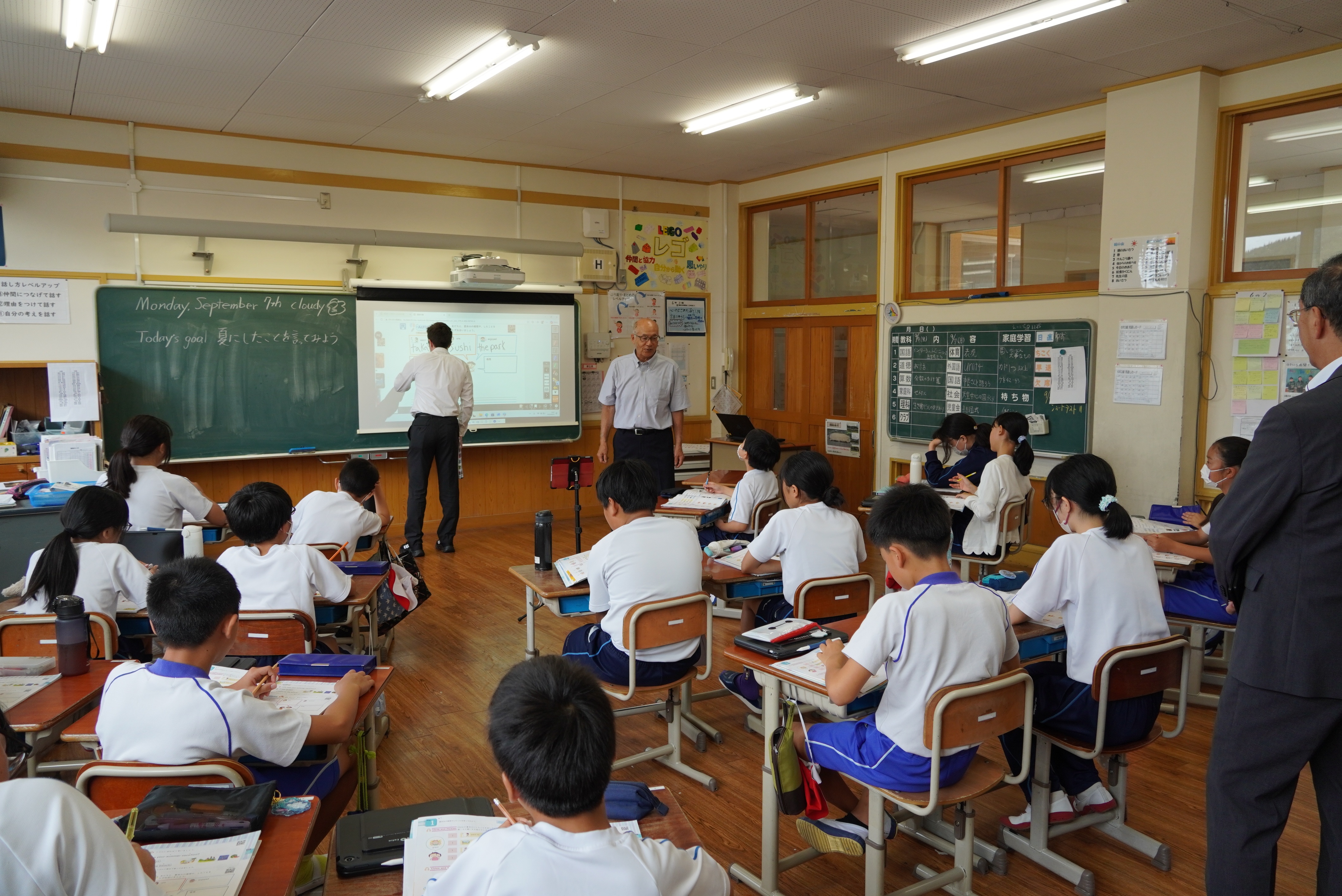 都竹市長が古川西小学校を訪問し、授業参観や児童との意見交換を行いました