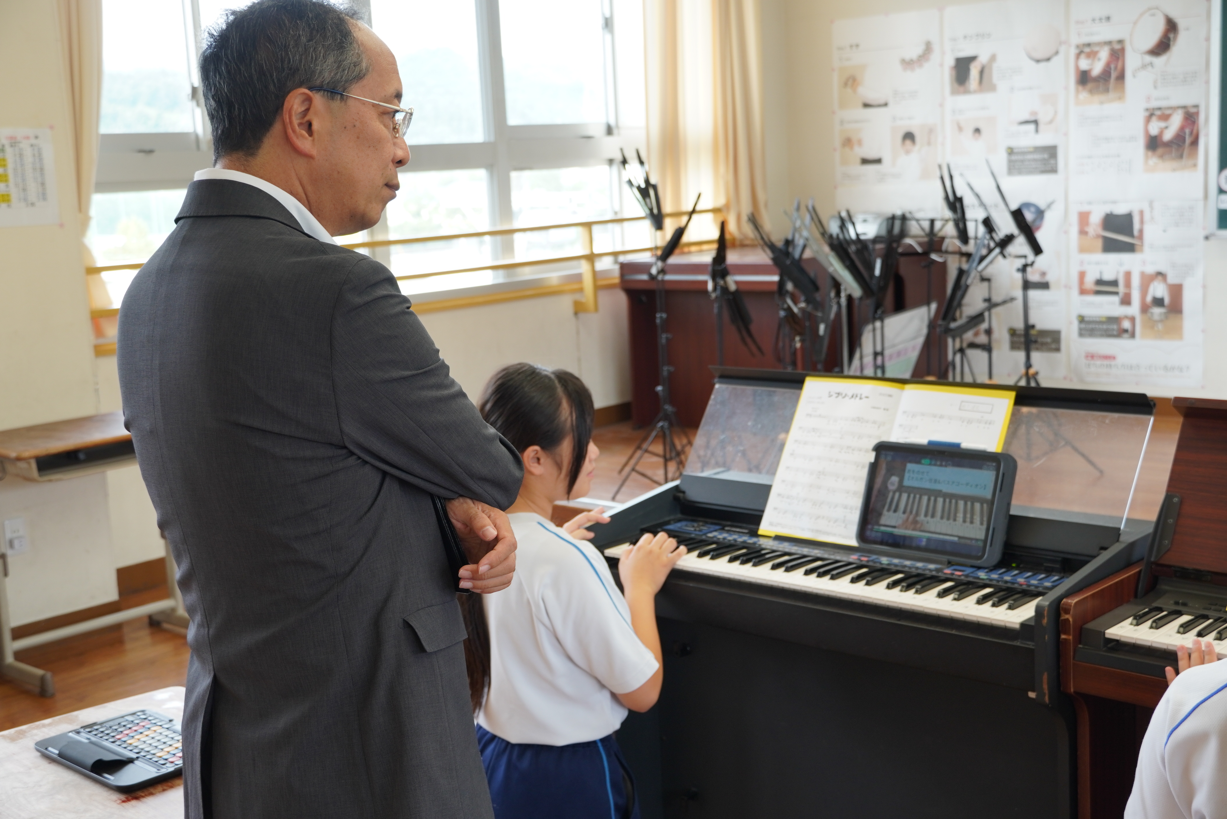 都竹市長が古川西小学校を訪問し、授業参観や児童との意見交換を行いました