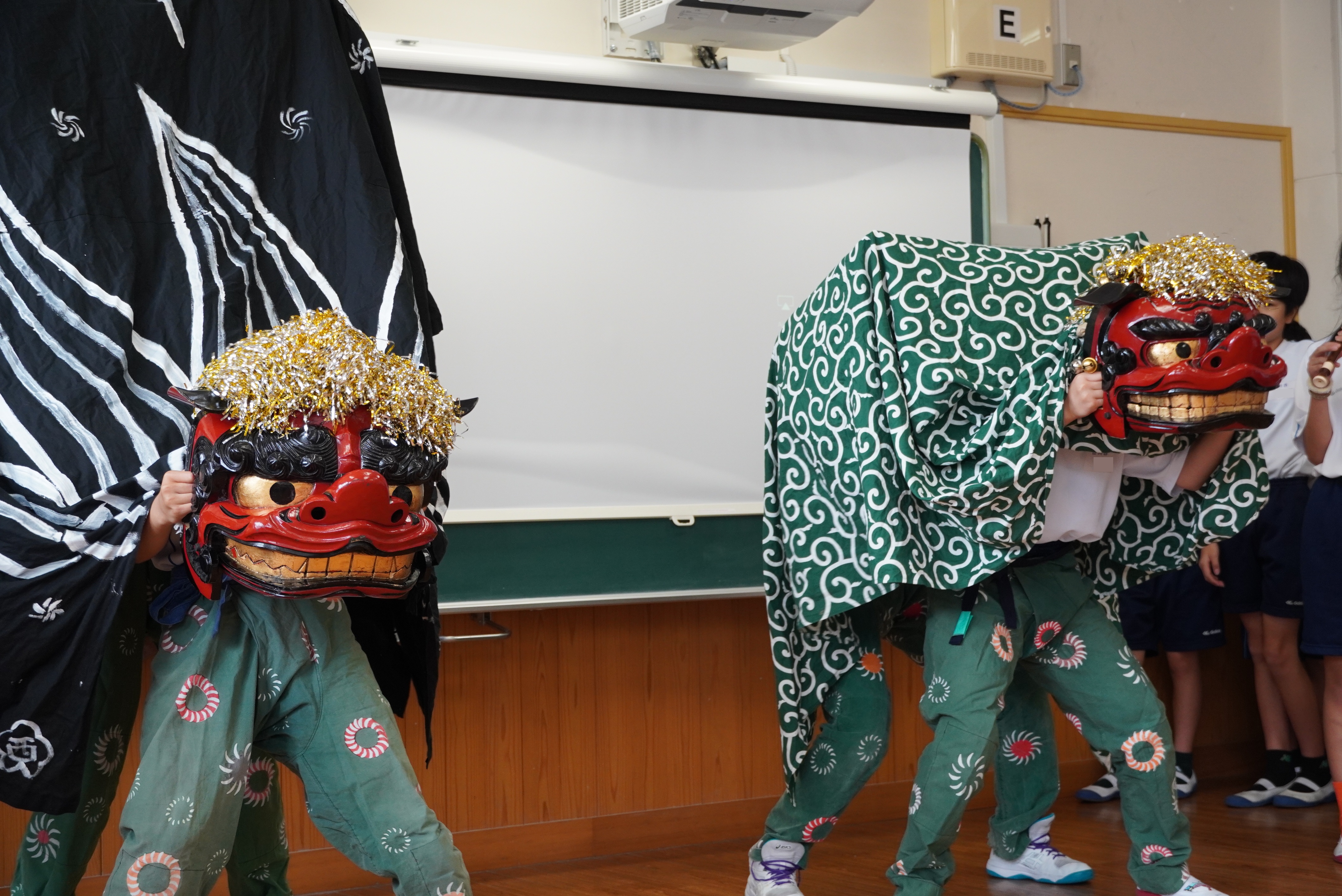 都竹市長が古川西小学校を訪問し、授業参観や児童との意見交換を行いました