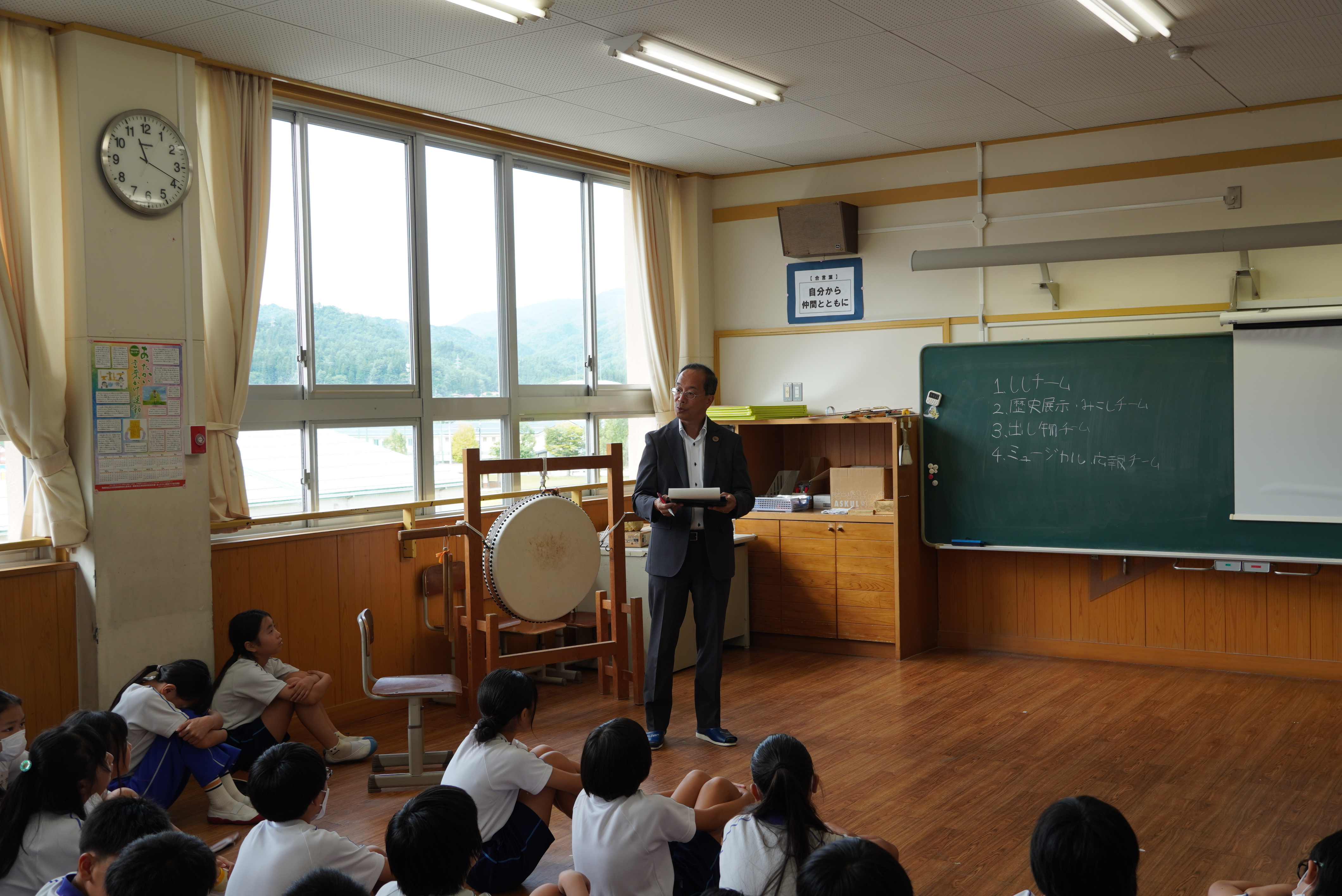 都竹市長が古川西小学校を訪問し、授業参観や児童との意見交換を行いました