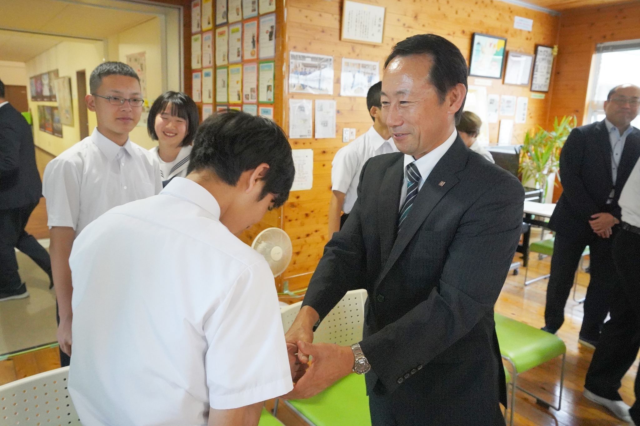 古川中学校の生徒が江崎知事と意見交換