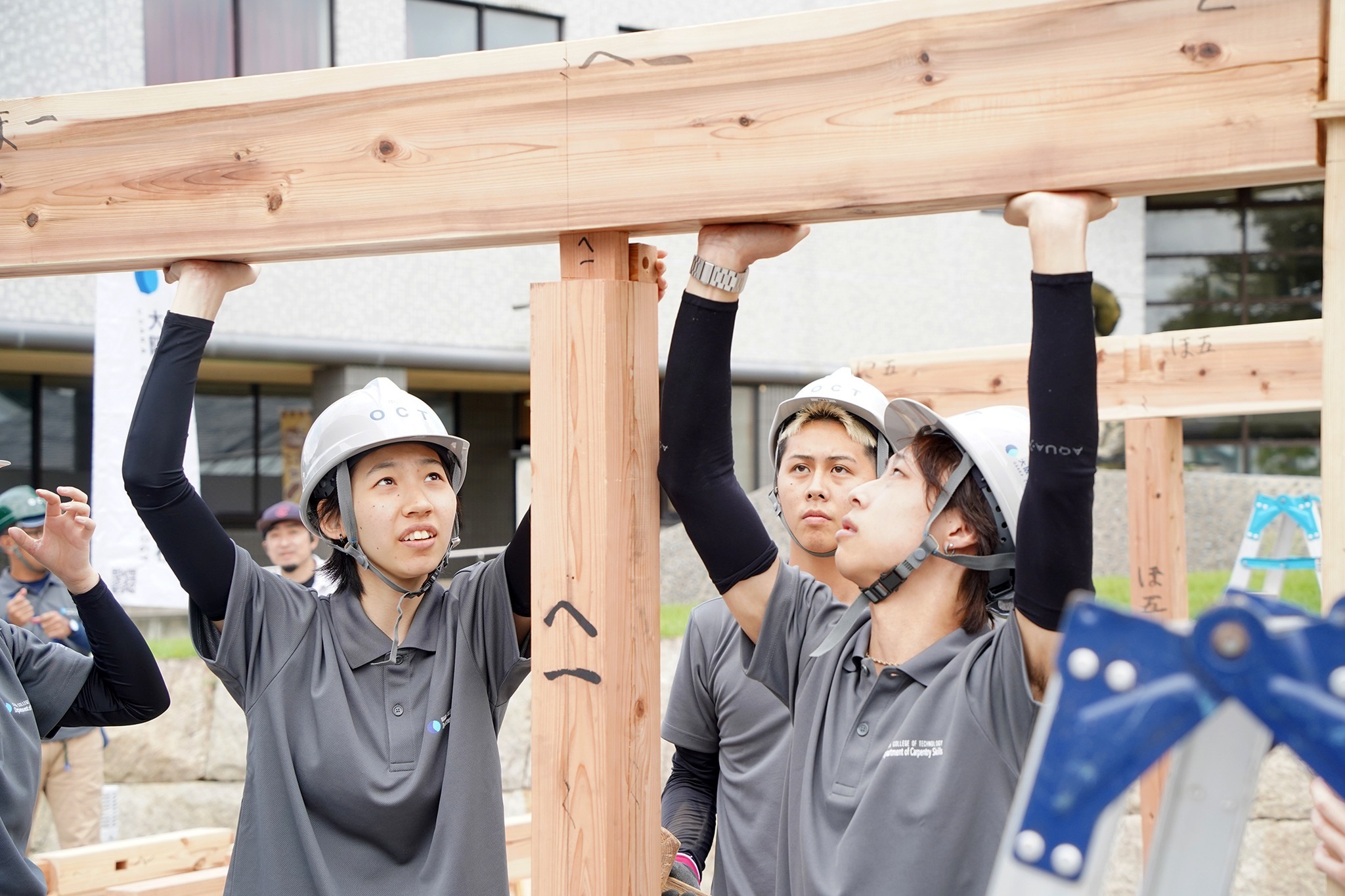 大阪工業技術専門学校の生徒が古川町で木造住宅の建築実習