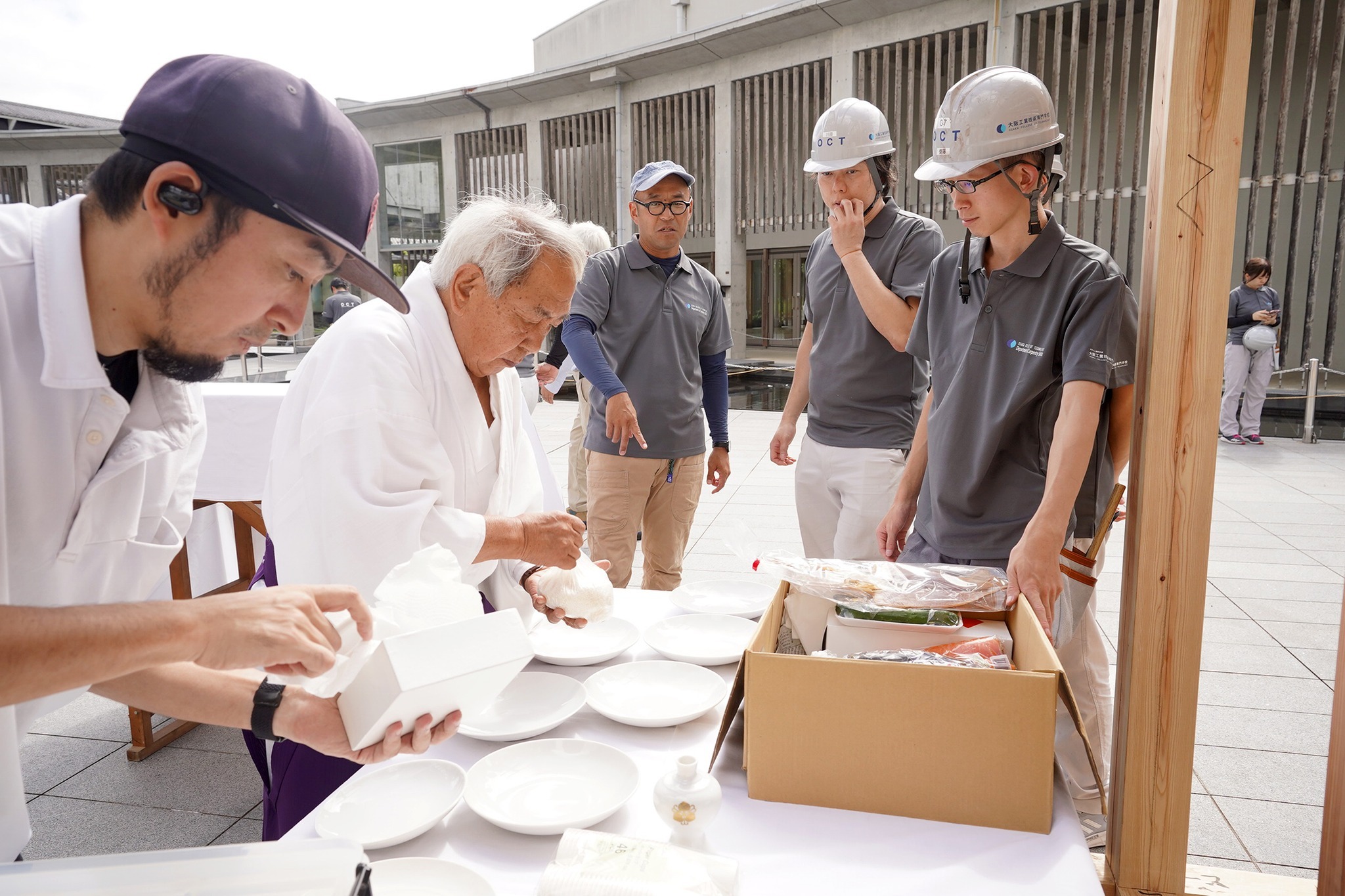 大阪工業技術専門学校の生徒が古川町で木造住宅の建築実習