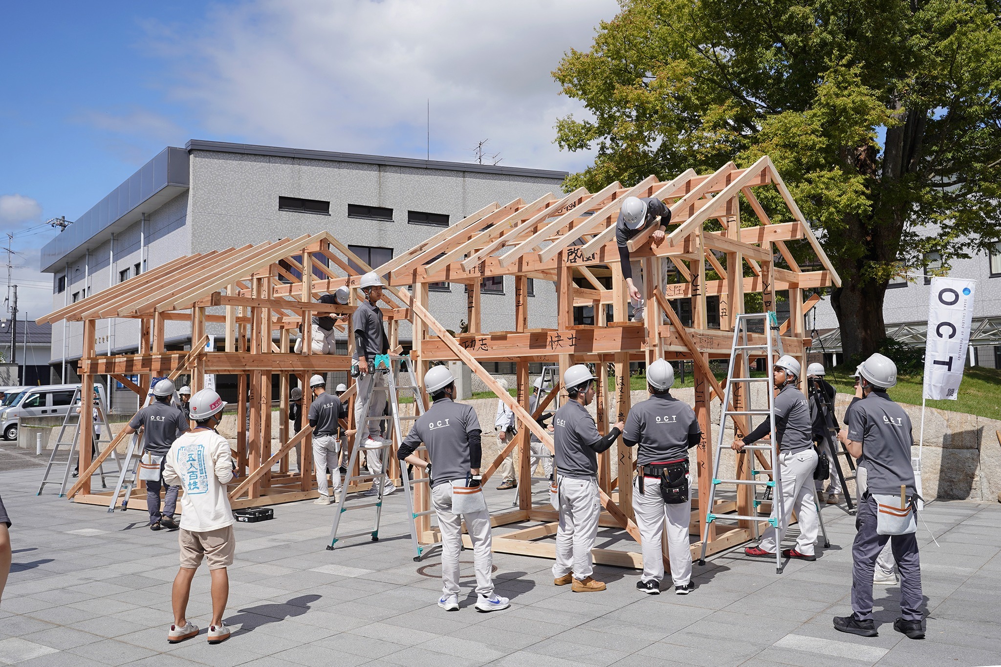 大阪工業技術専門学校の生徒が古川町で木造住宅の建築実習