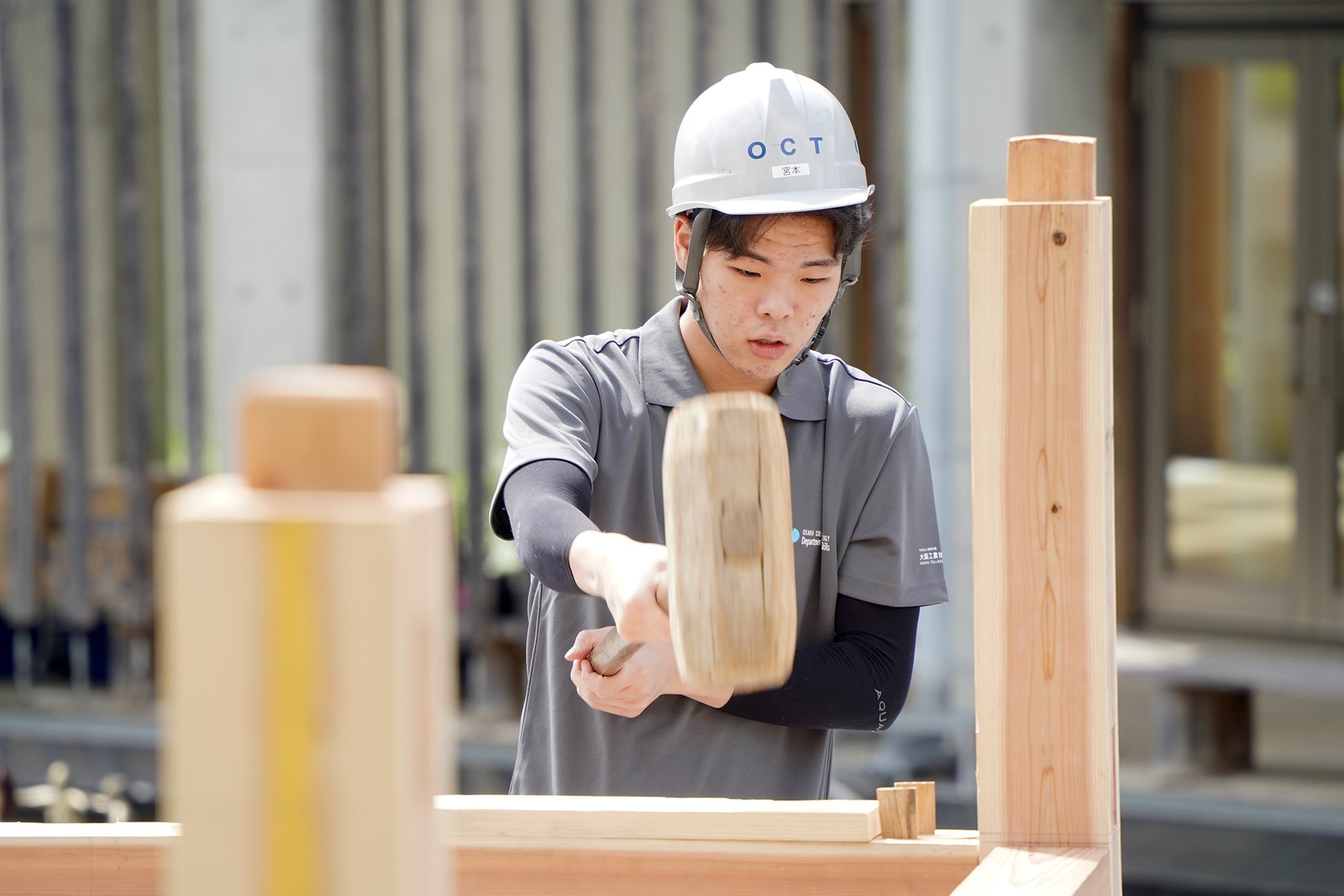 大阪工業技術専門学校の生徒が古川町で木造住宅の建築実習