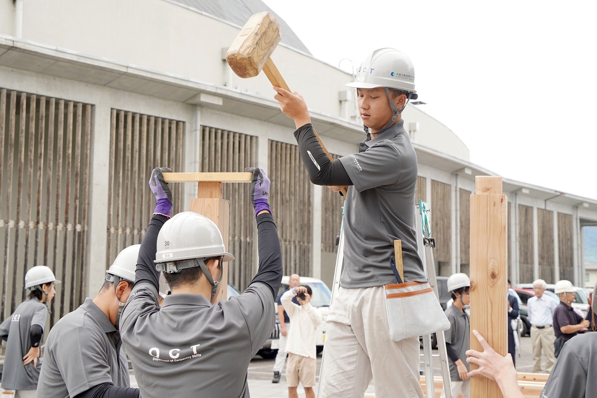 大阪工業技術専門学校の生徒が古川町で木造住宅の建築実習